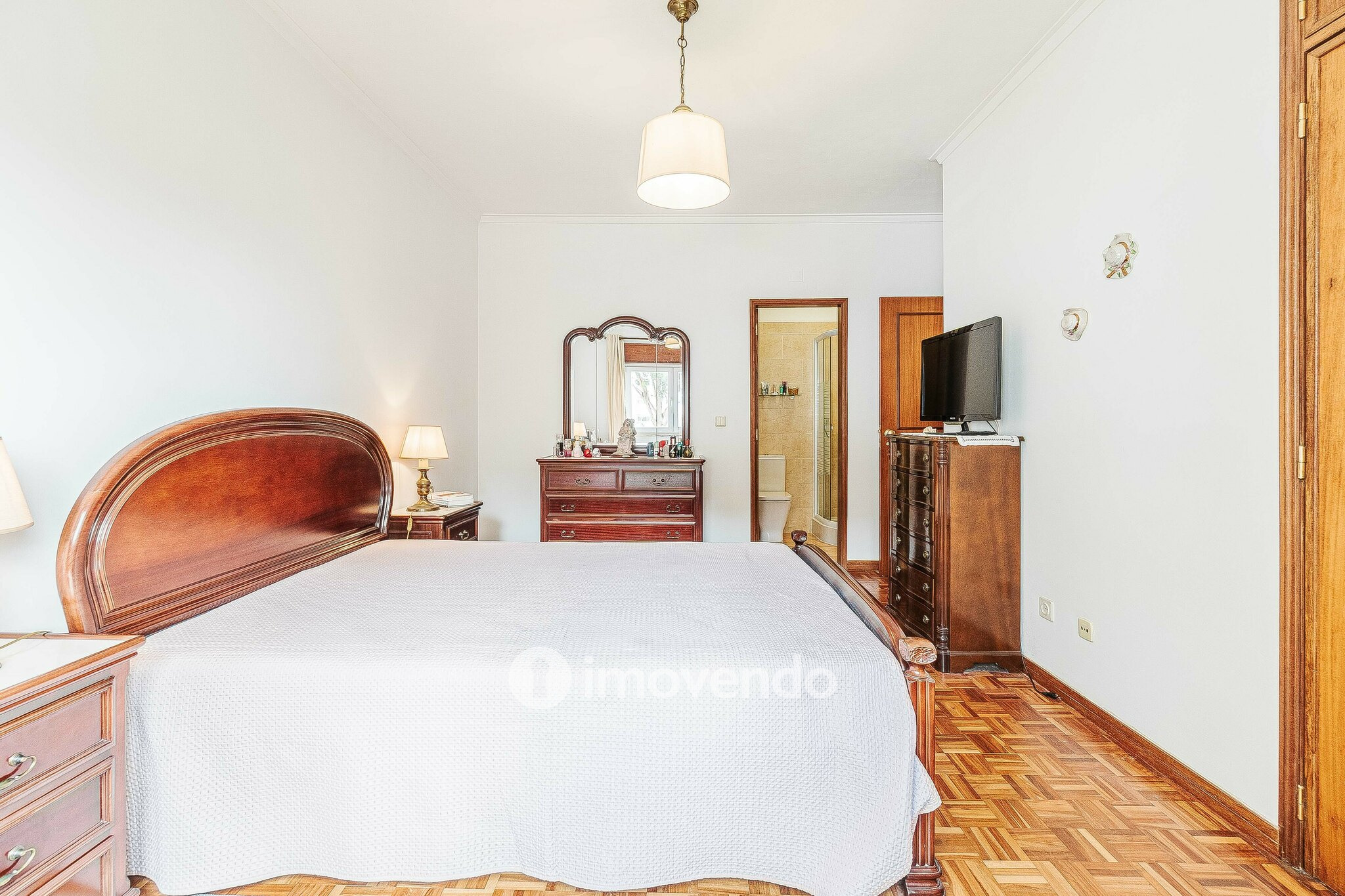 Apartamento T3, com áreas amplas e arrecadação, em Massamá