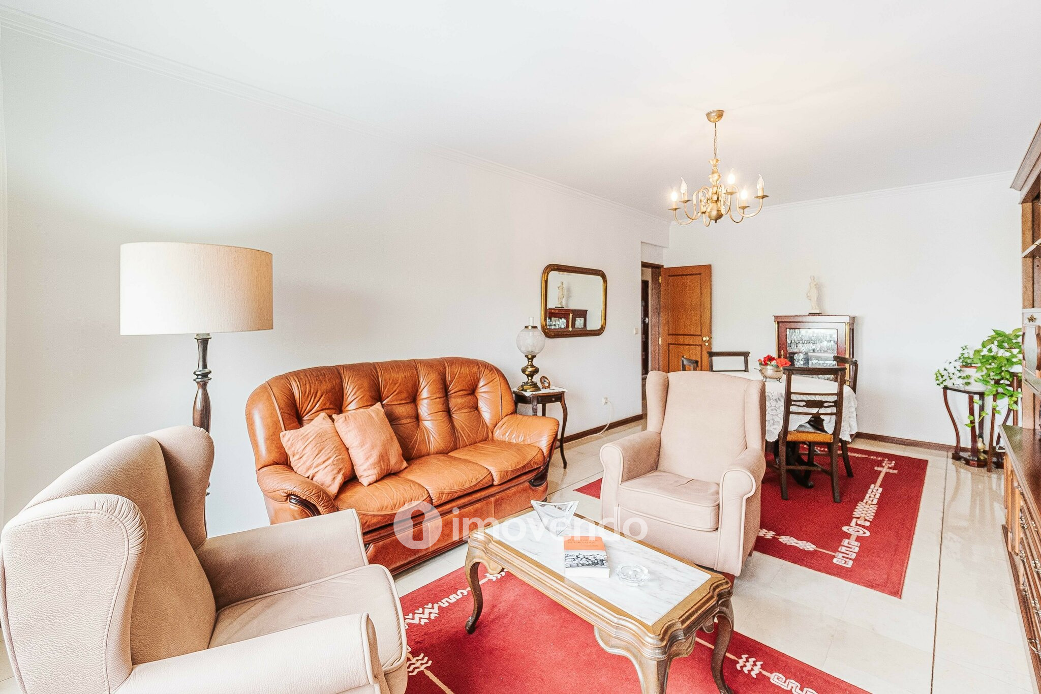 Apartamento T3, com áreas amplas e arrecadação, em Massamá