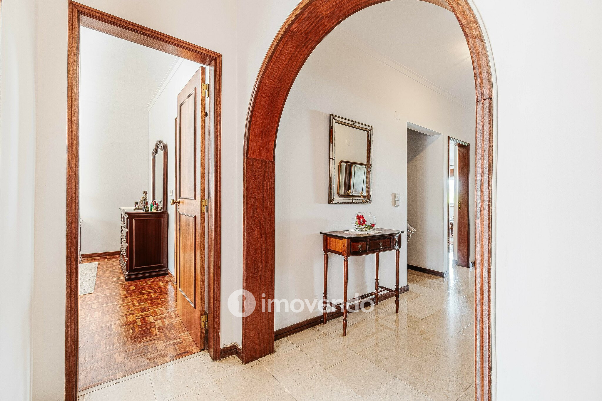 Apartamento T3, com áreas amplas e arrecadação, em Massamá