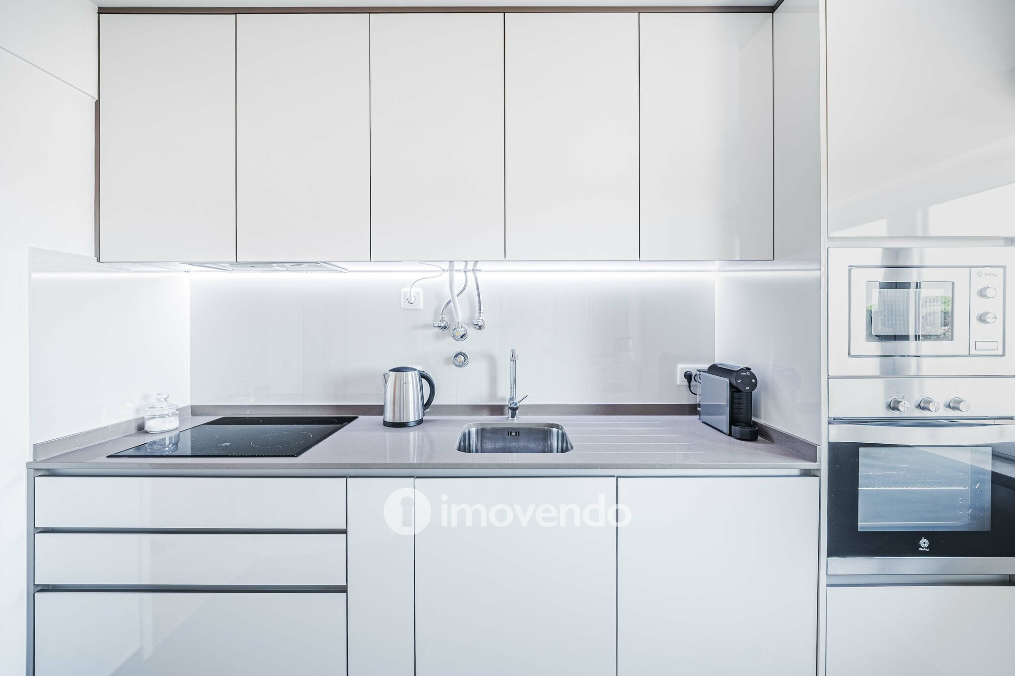 Apartamento T2 com boas áreas e muita luz natural, em Telheiras