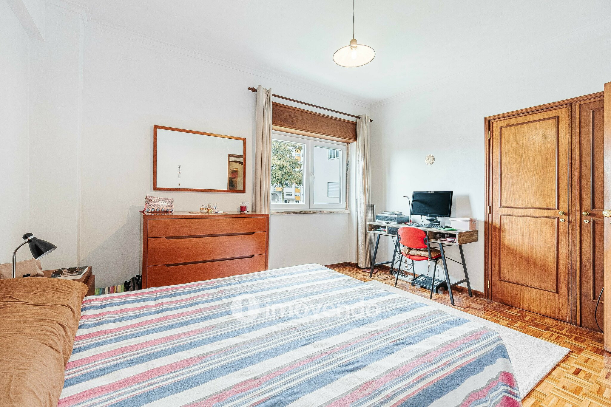 Apartamento T3, com áreas amplas e arrecadação, em Massamá