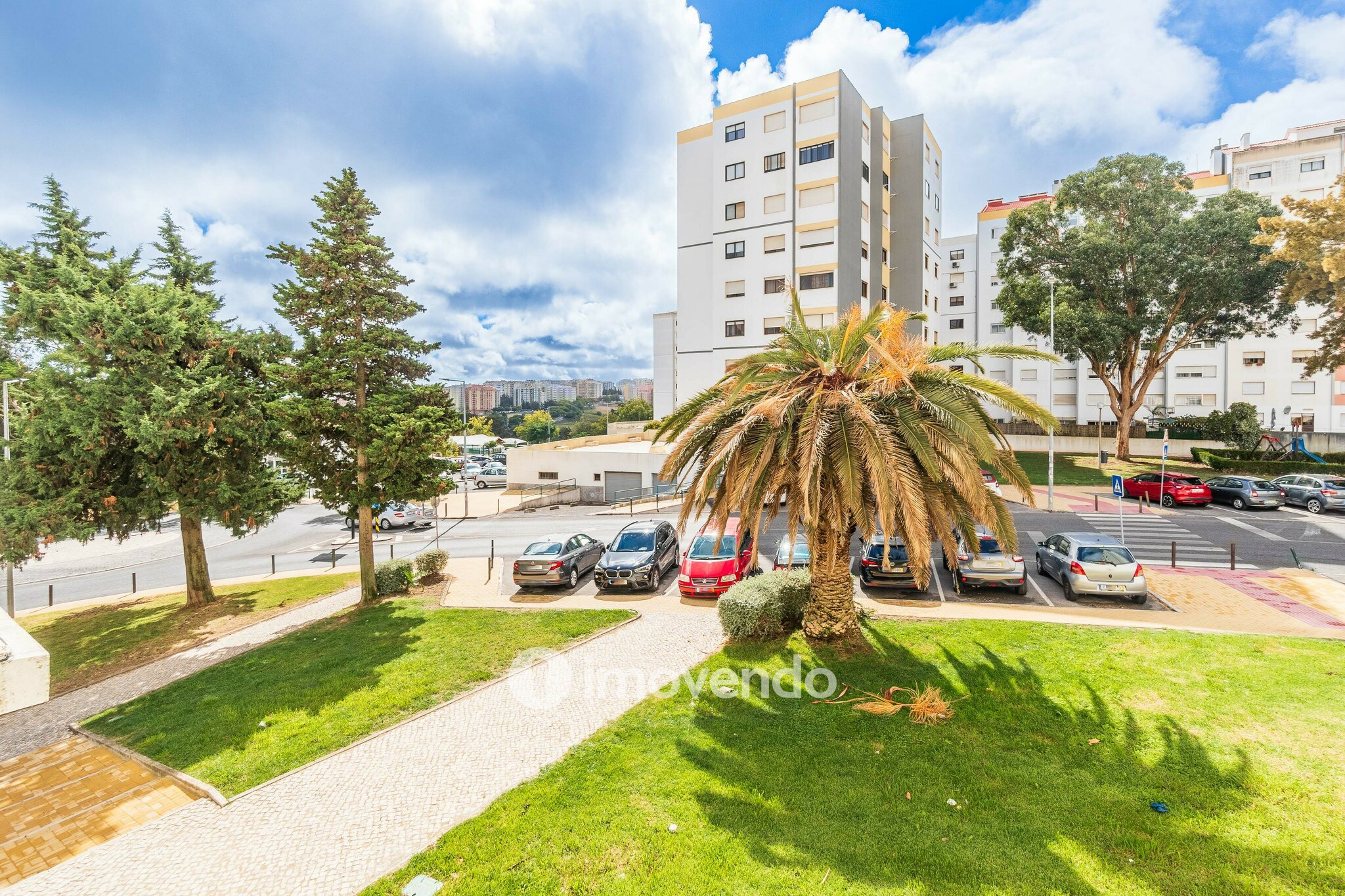 Apartamento T3, com áreas amplas e arrecadação, em Massamá