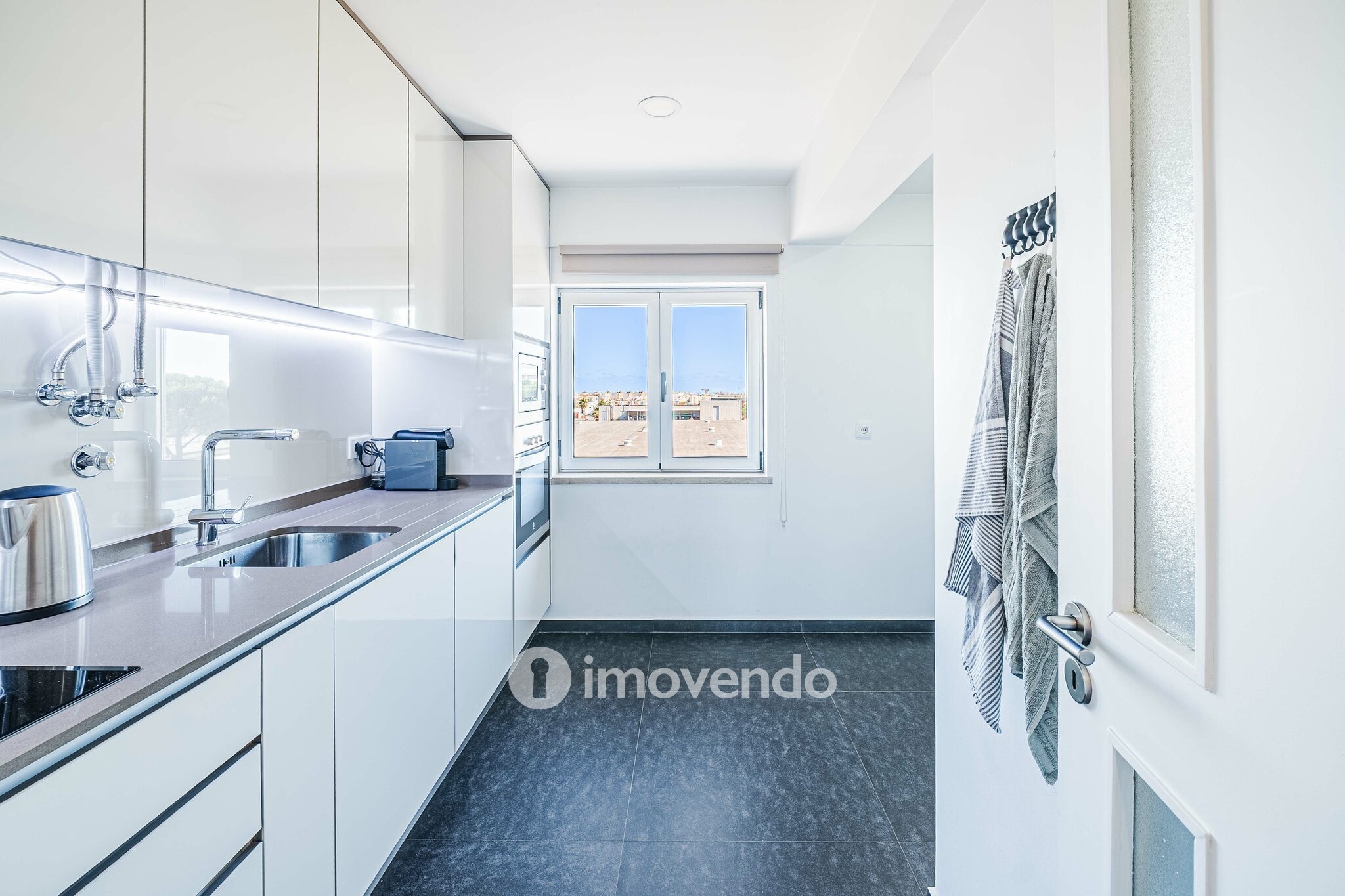 Apartamento T2 com boas áreas e muita luz natural, em Telheiras