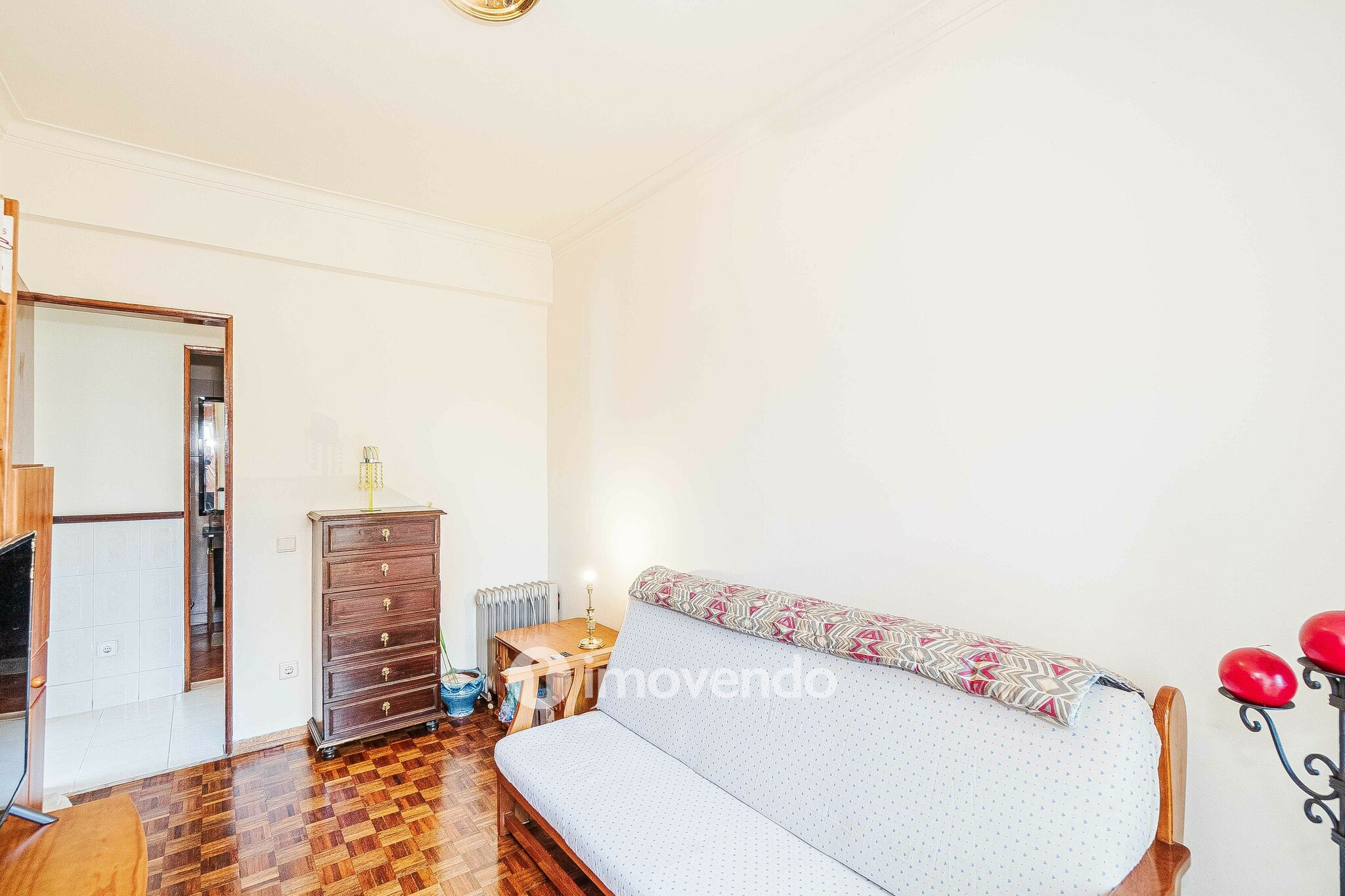 Apartamento T2, com arrecadação, no centro de Corroios