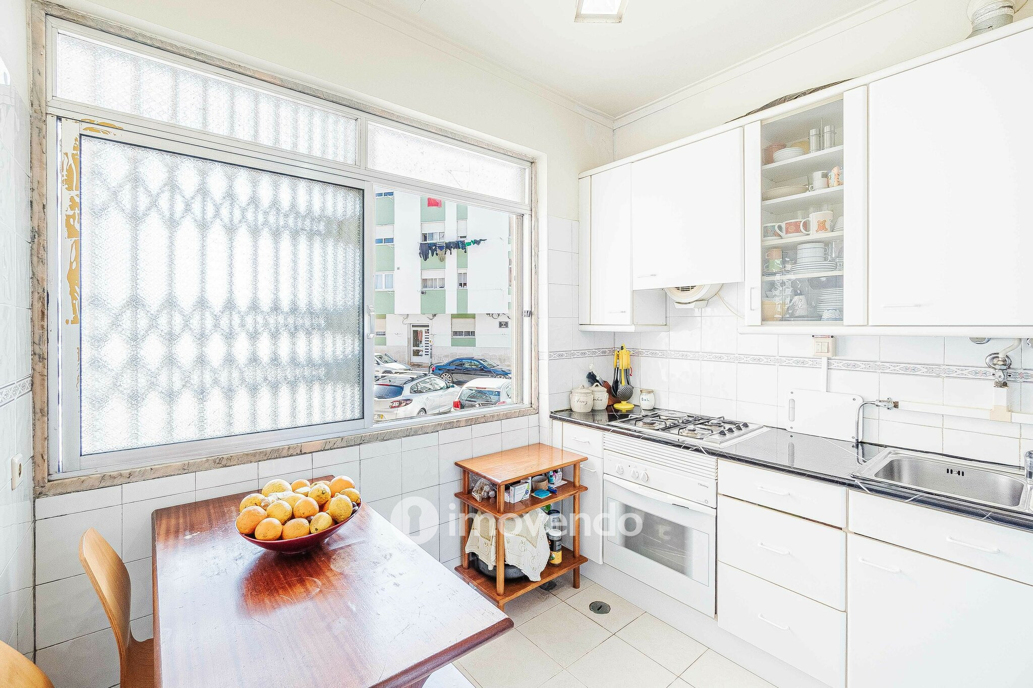 Apartamento T2, com arrecadação, no centro de Corroios