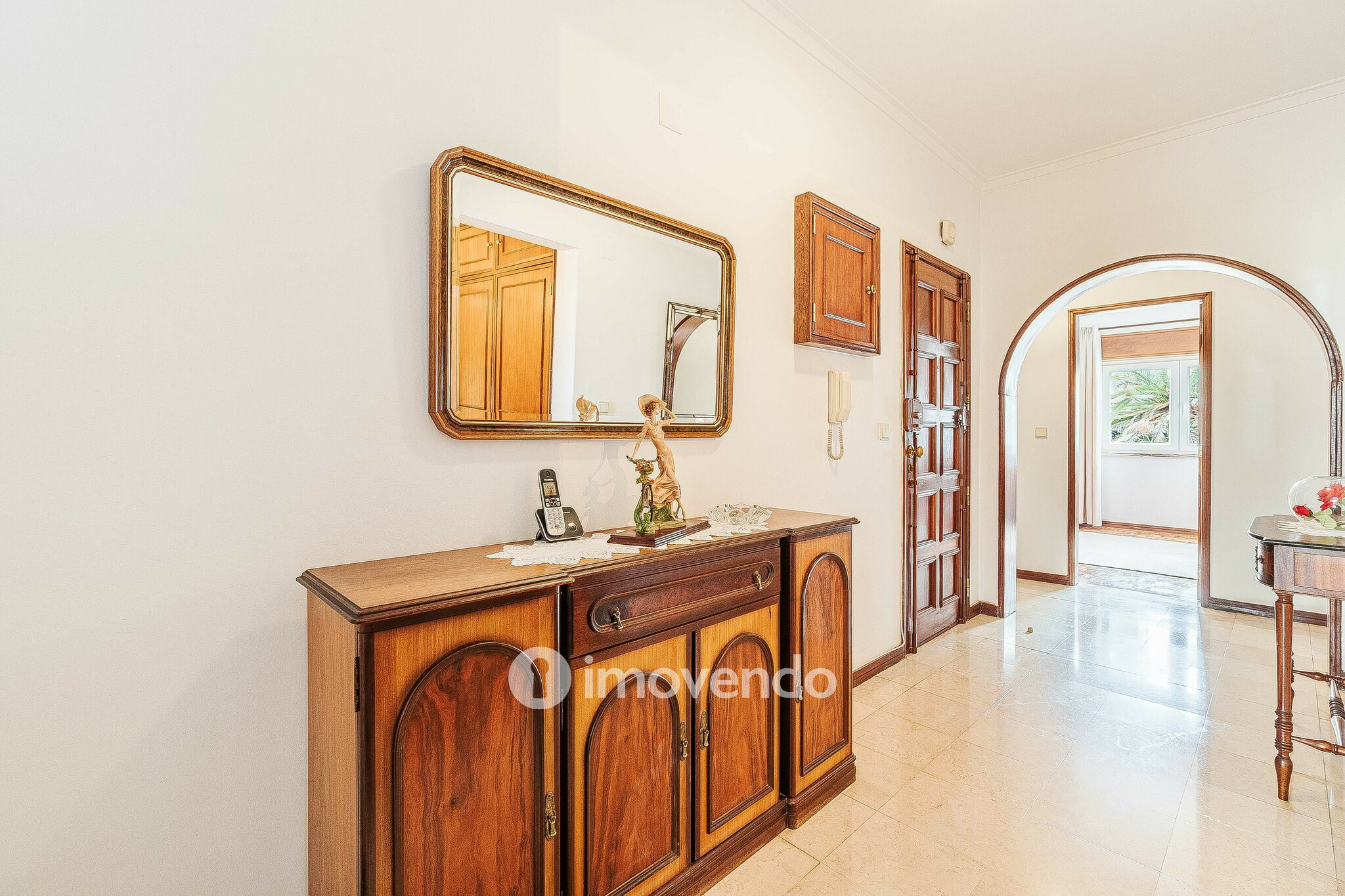 Apartamento T3, com áreas amplas e arrecadação, em Massamá