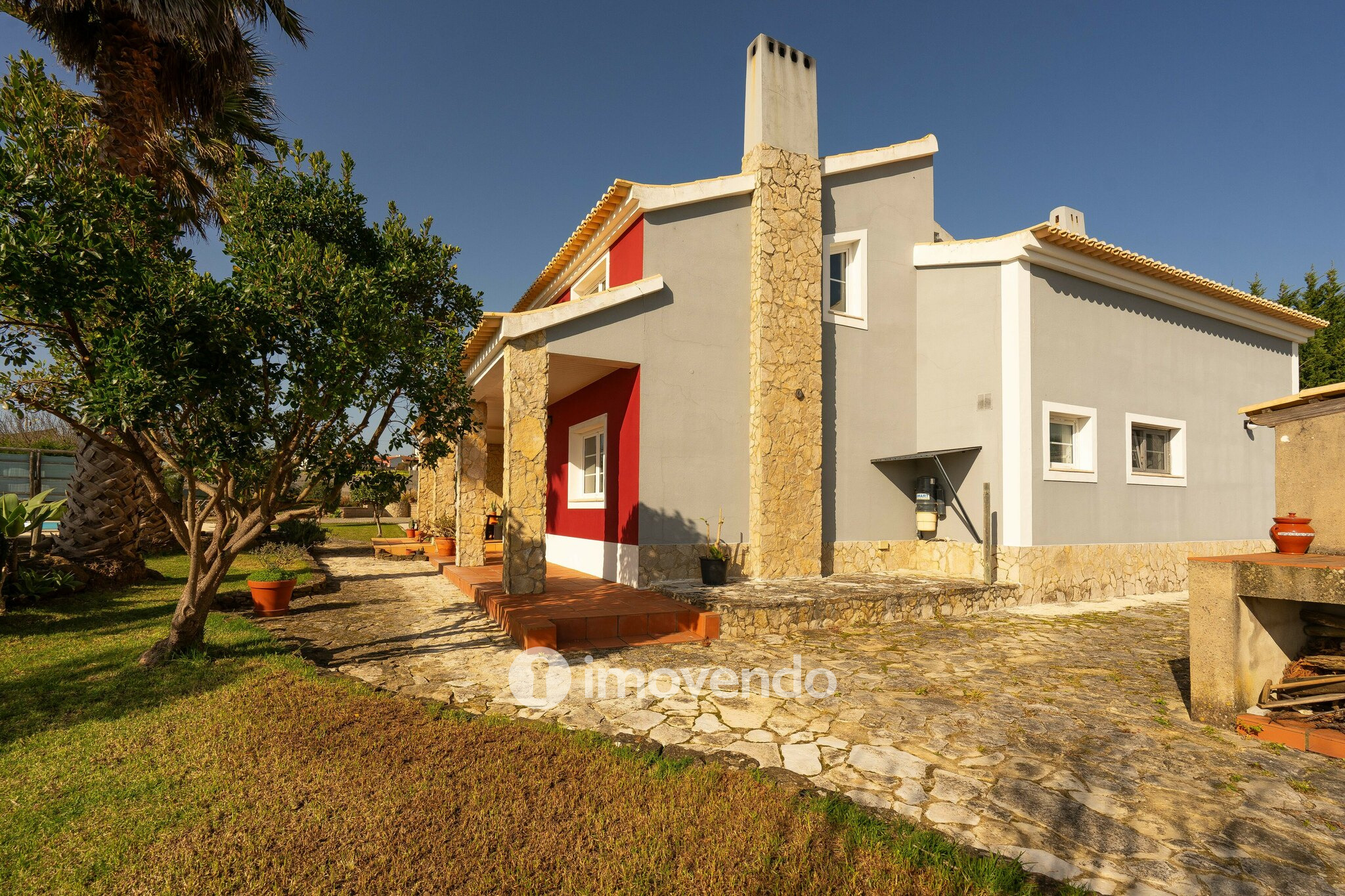 Moradia T3+1 com terreno com jardim, piscina e garagem, em Alenquer