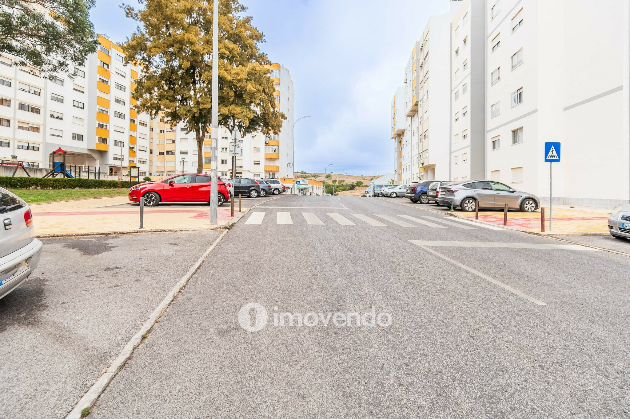 Apartamento T3, com áreas amplas e arrecadação, em Massamá