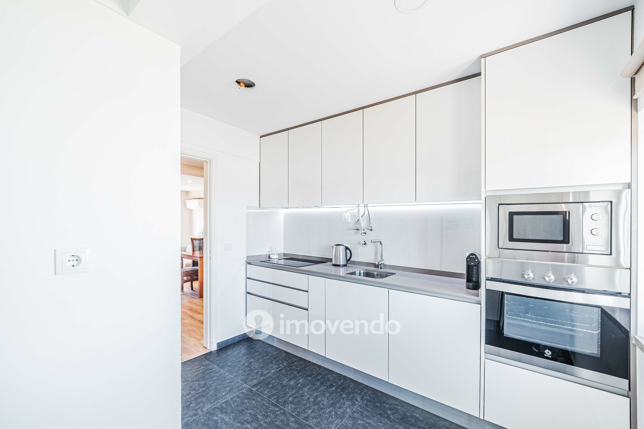 Apartamento T2 com boas áreas e muita luz natural, em Telheiras