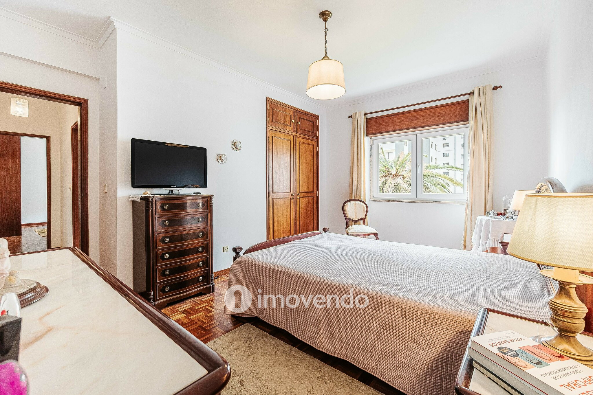 Apartamento T3, com áreas amplas e arrecadação, em Massamá