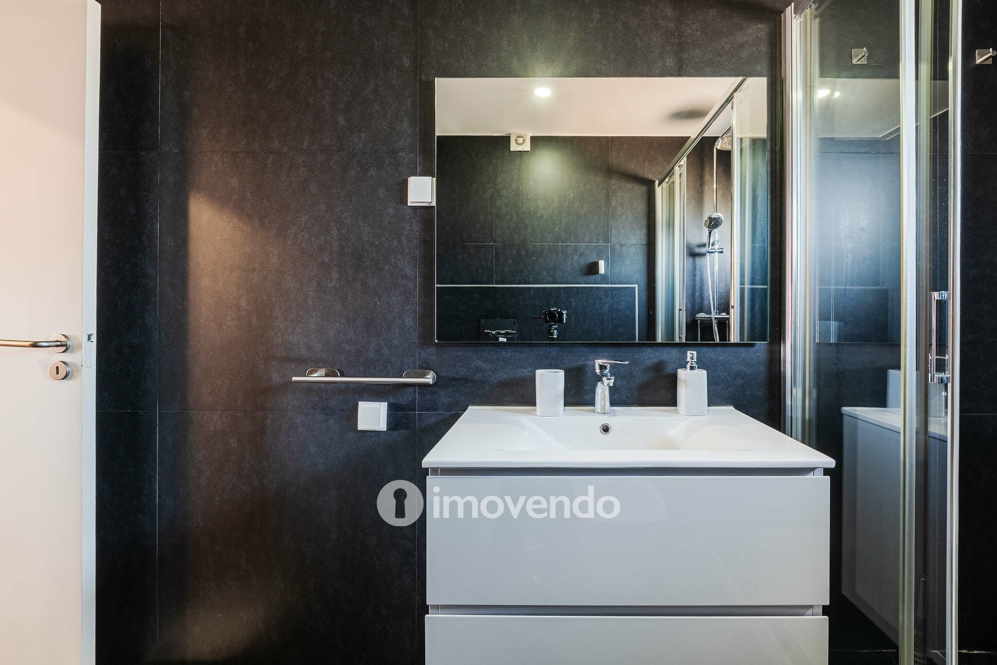 Apartamento T2 com boas áreas e muita luz natural, em Telheiras