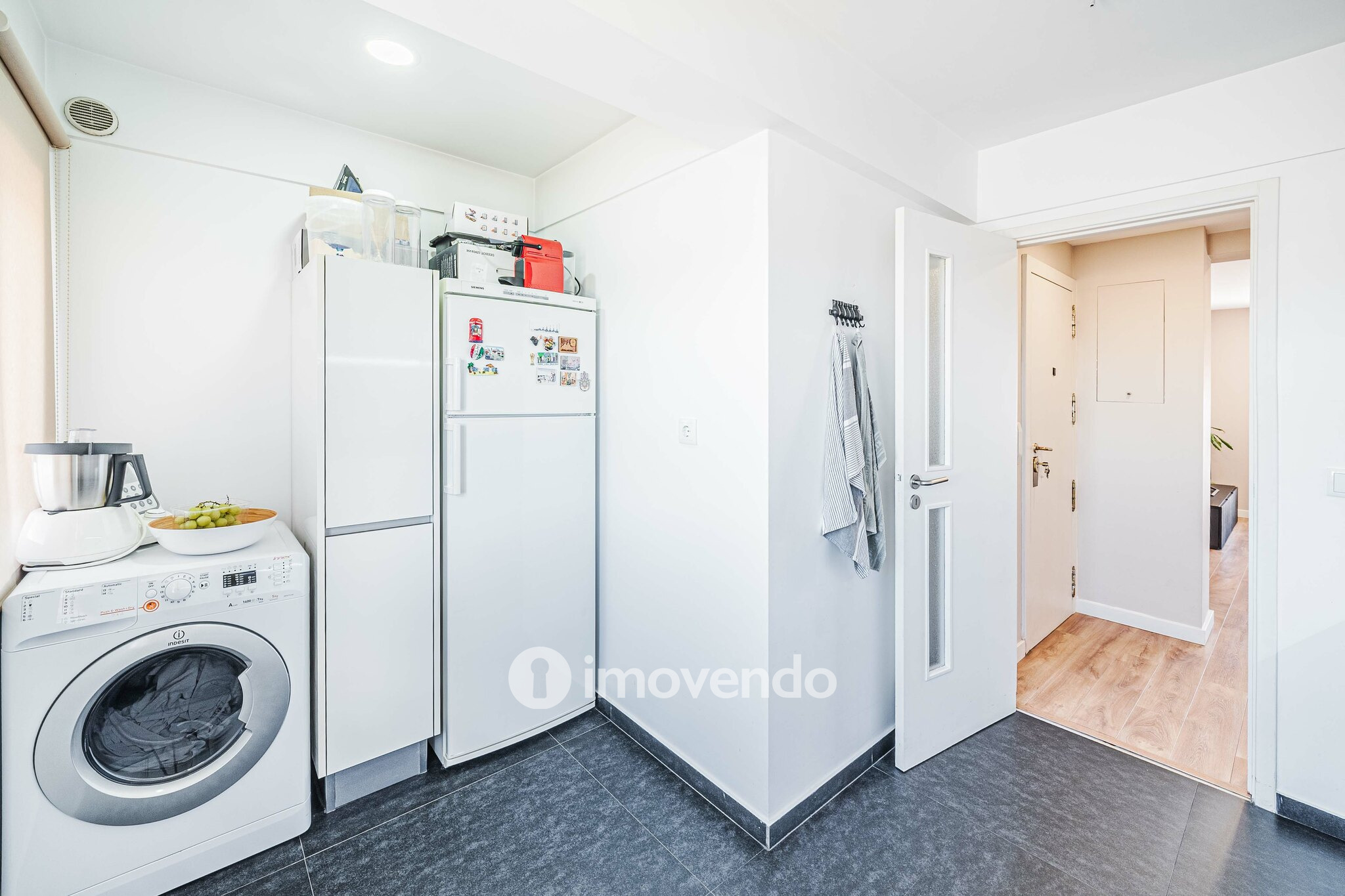 Apartamento T2 com boas áreas e muita luz natural, em Telheiras