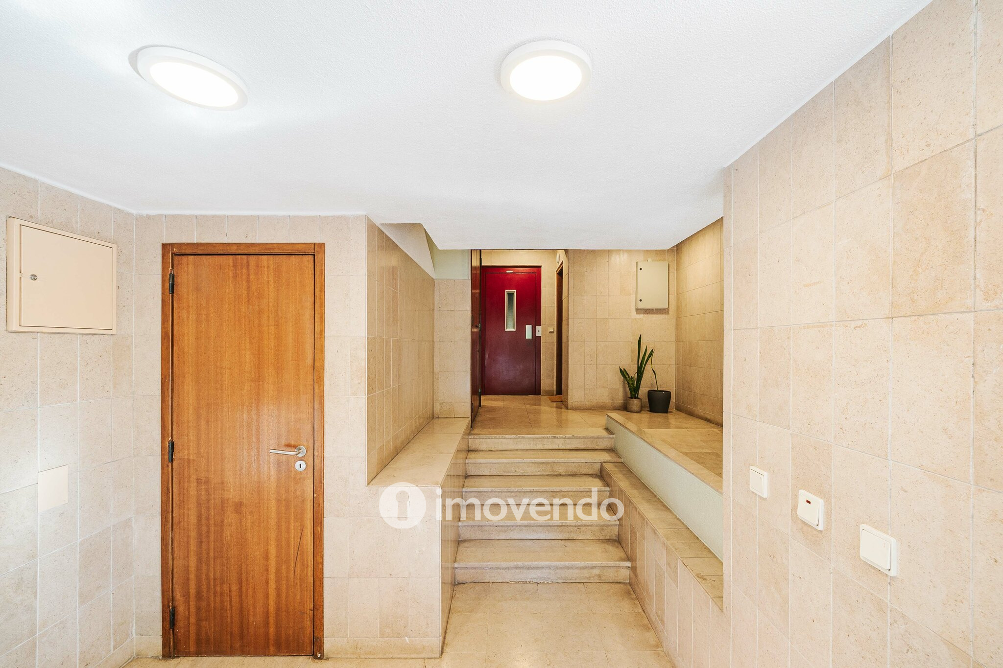 Apartamento T2 com boas áreas e muita luz natural, em Telheiras