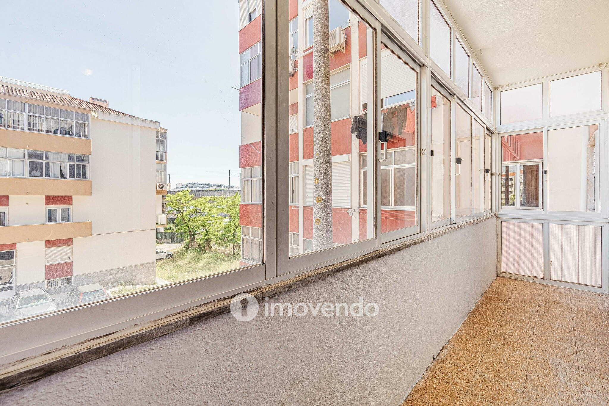 Apartamento T2, com arrecadação, no centro de Corroios