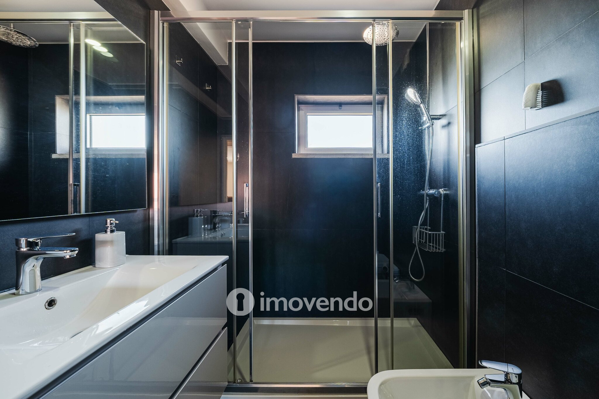 Apartamento T2 com boas áreas e muita luz natural, em Telheiras