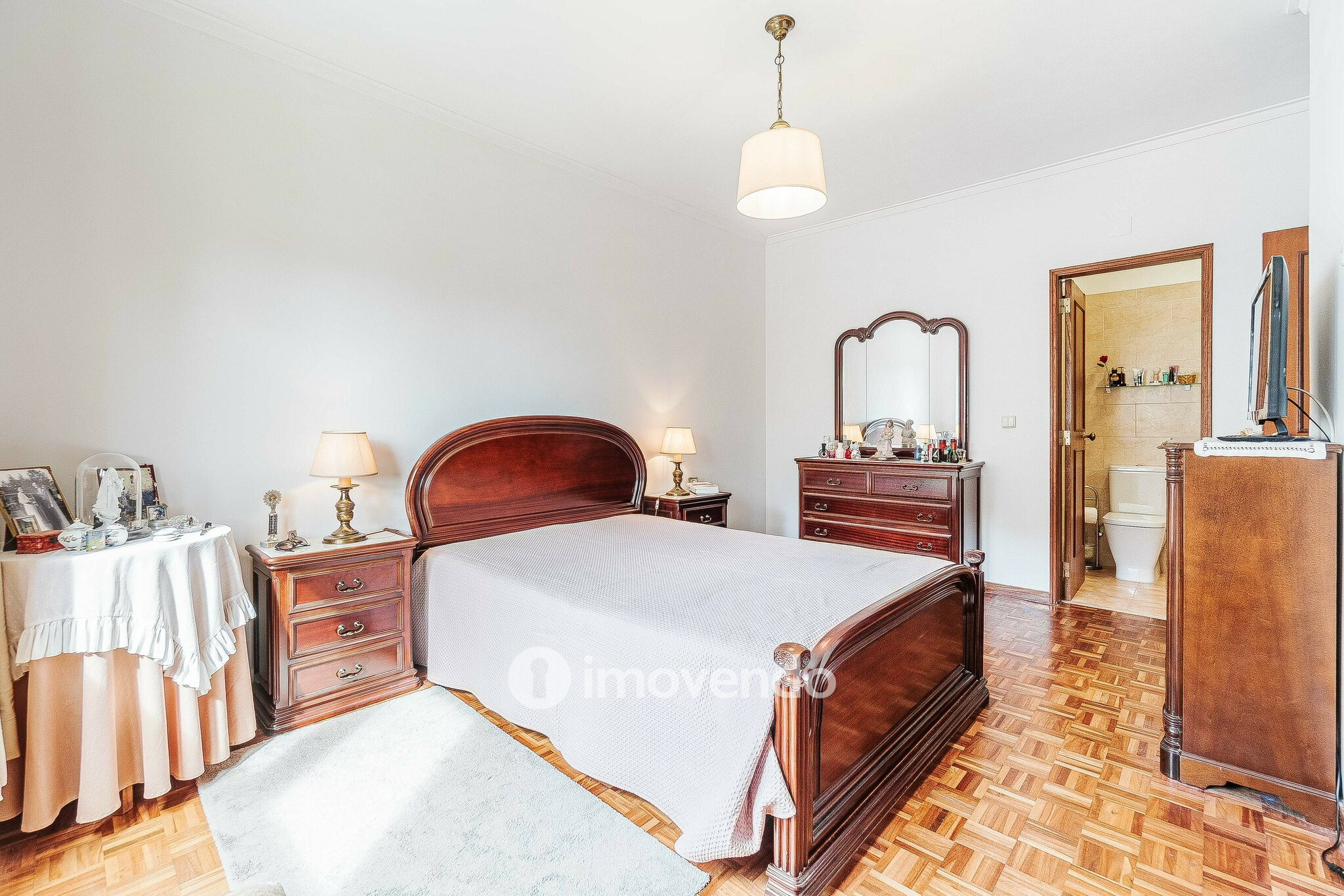 Apartamento T3, com áreas amplas e arrecadação, em Massamá