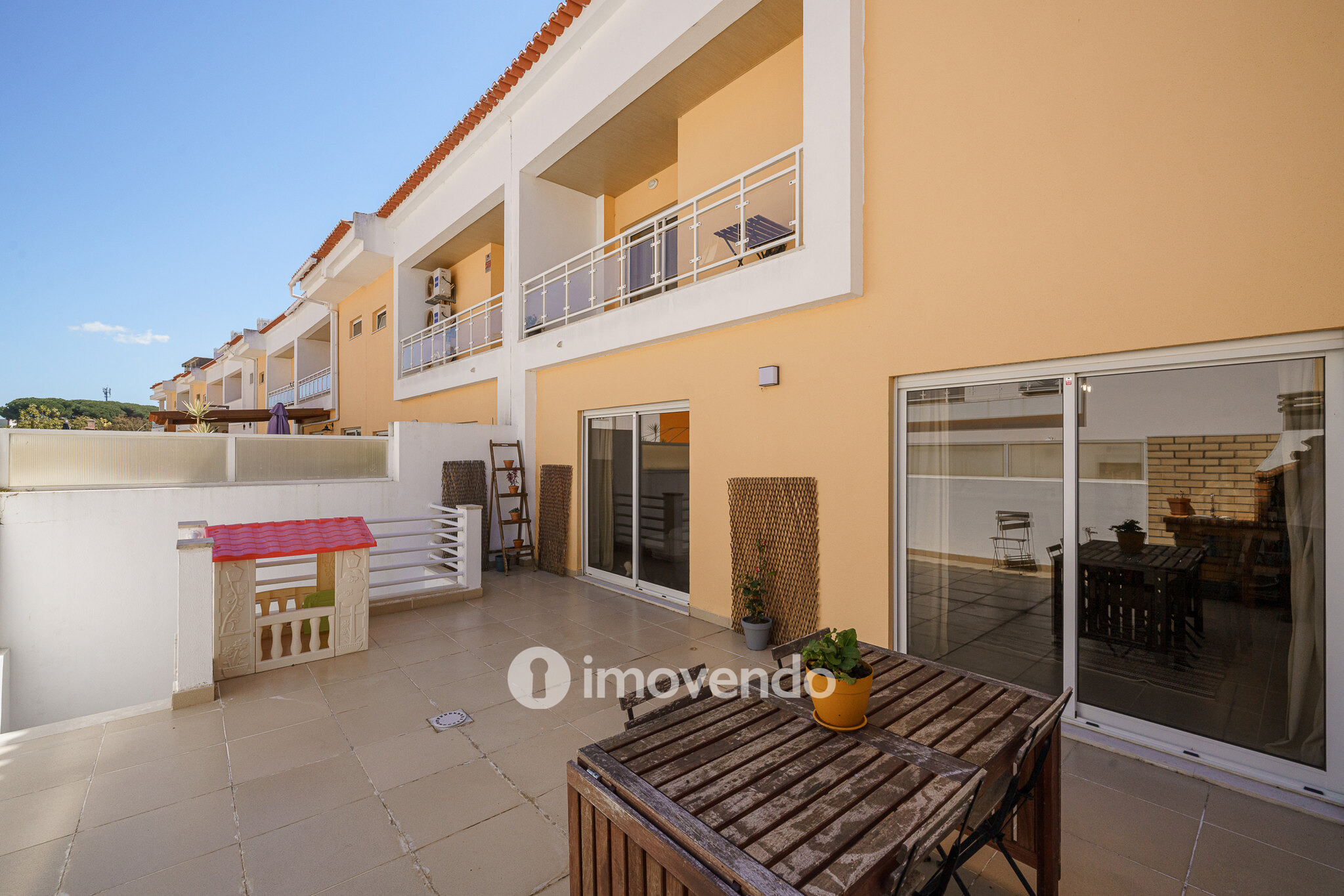 Moradia T3+1, com garagem e áreas amplas, em Alcochete