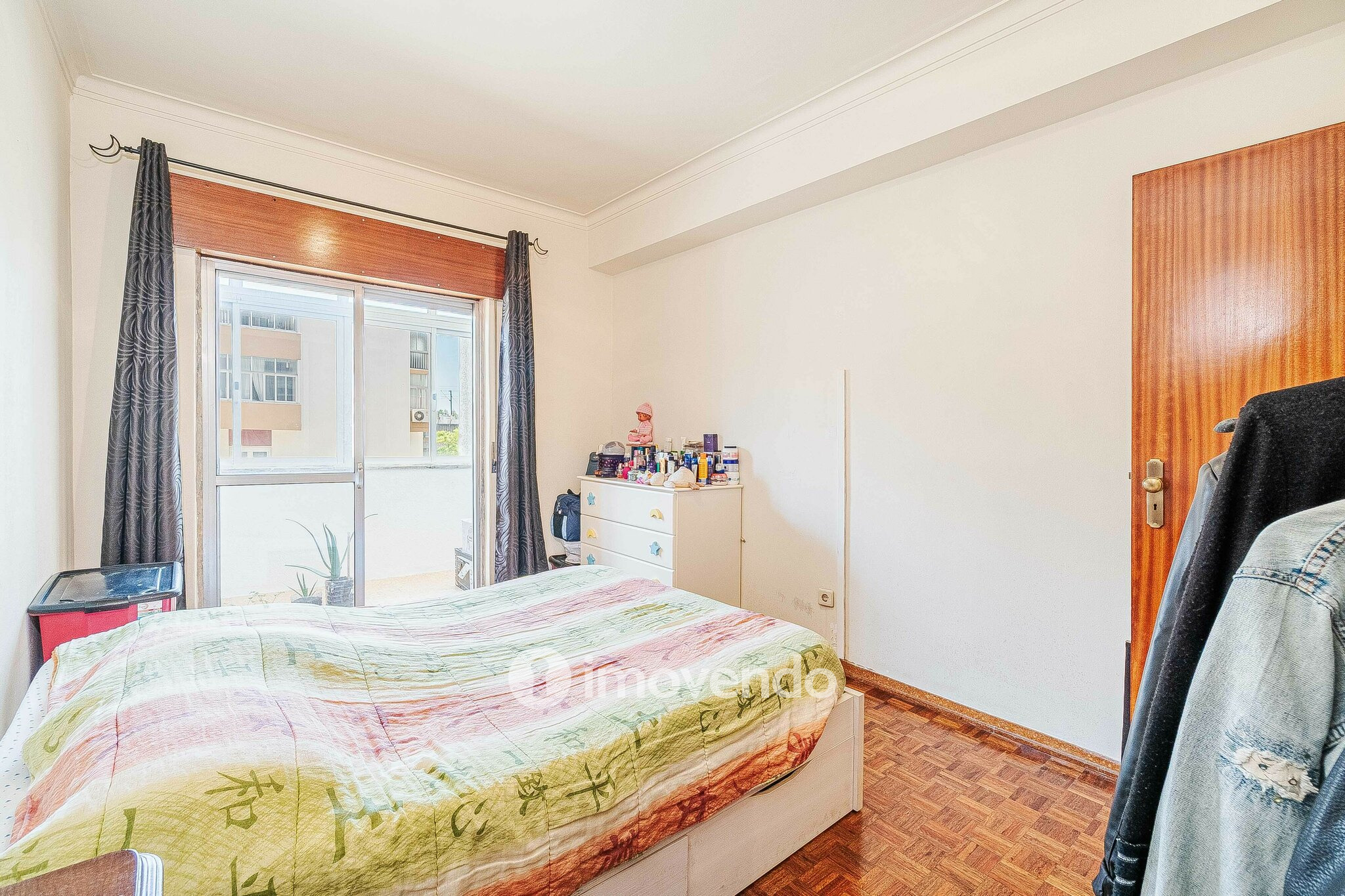 Apartamento T2, com arrecadação, no centro de Corroios