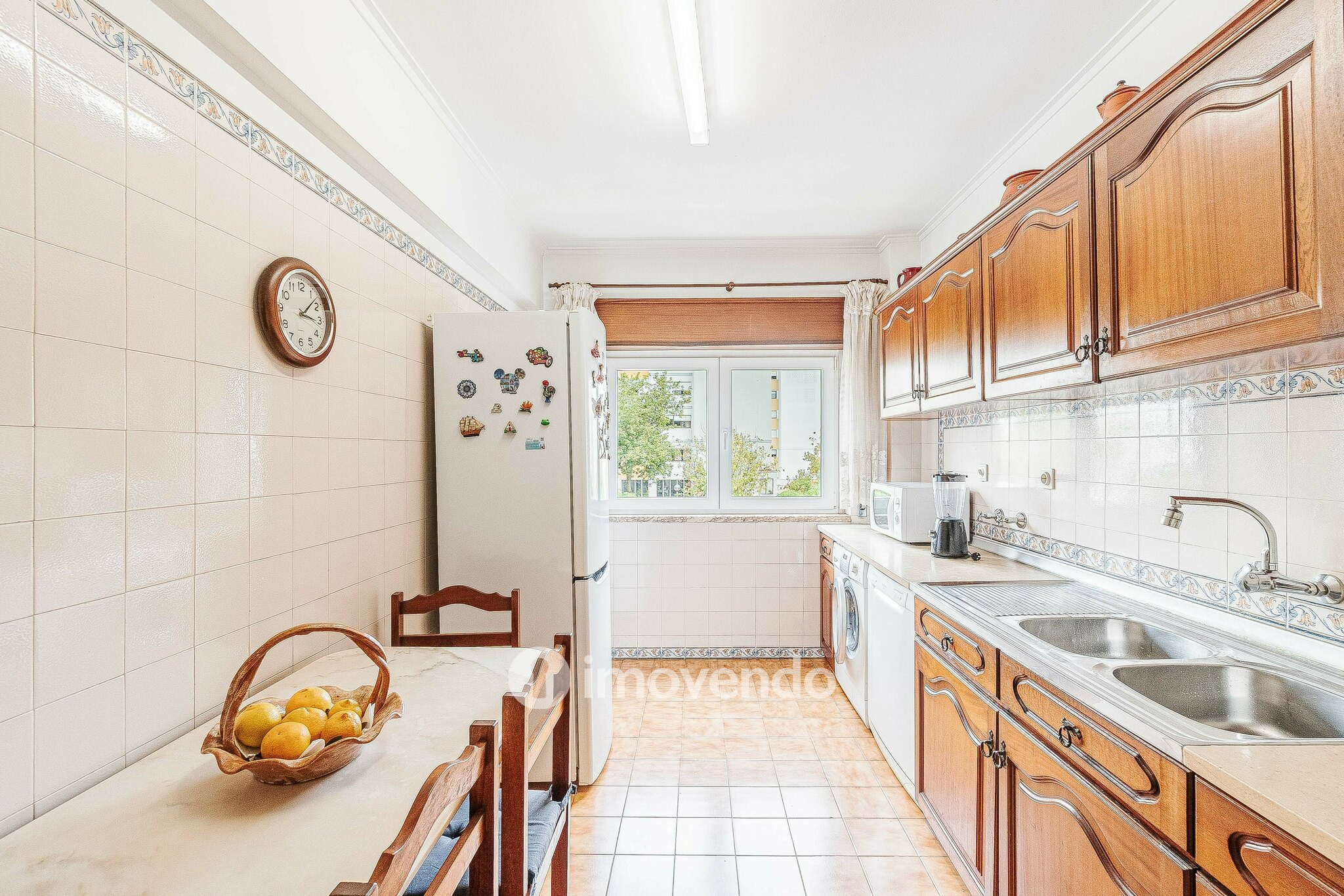 Apartamento T3, com áreas amplas e arrecadação, em Massamá