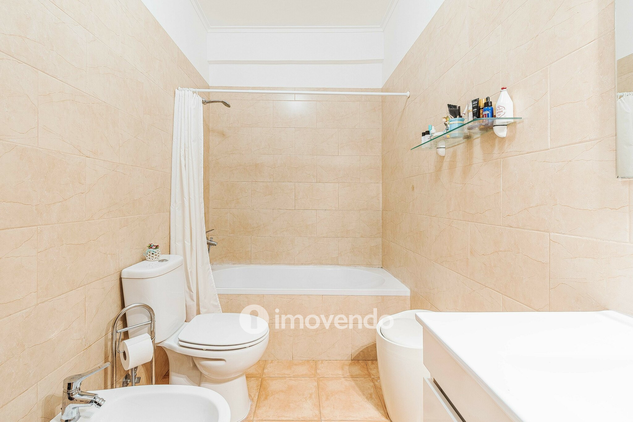 Apartamento T3, com áreas amplas e arrecadação, em Massamá