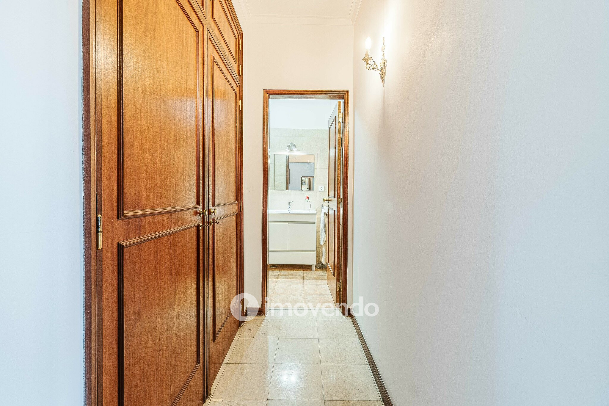 Apartamento T3, com áreas amplas e arrecadação, em Massamá