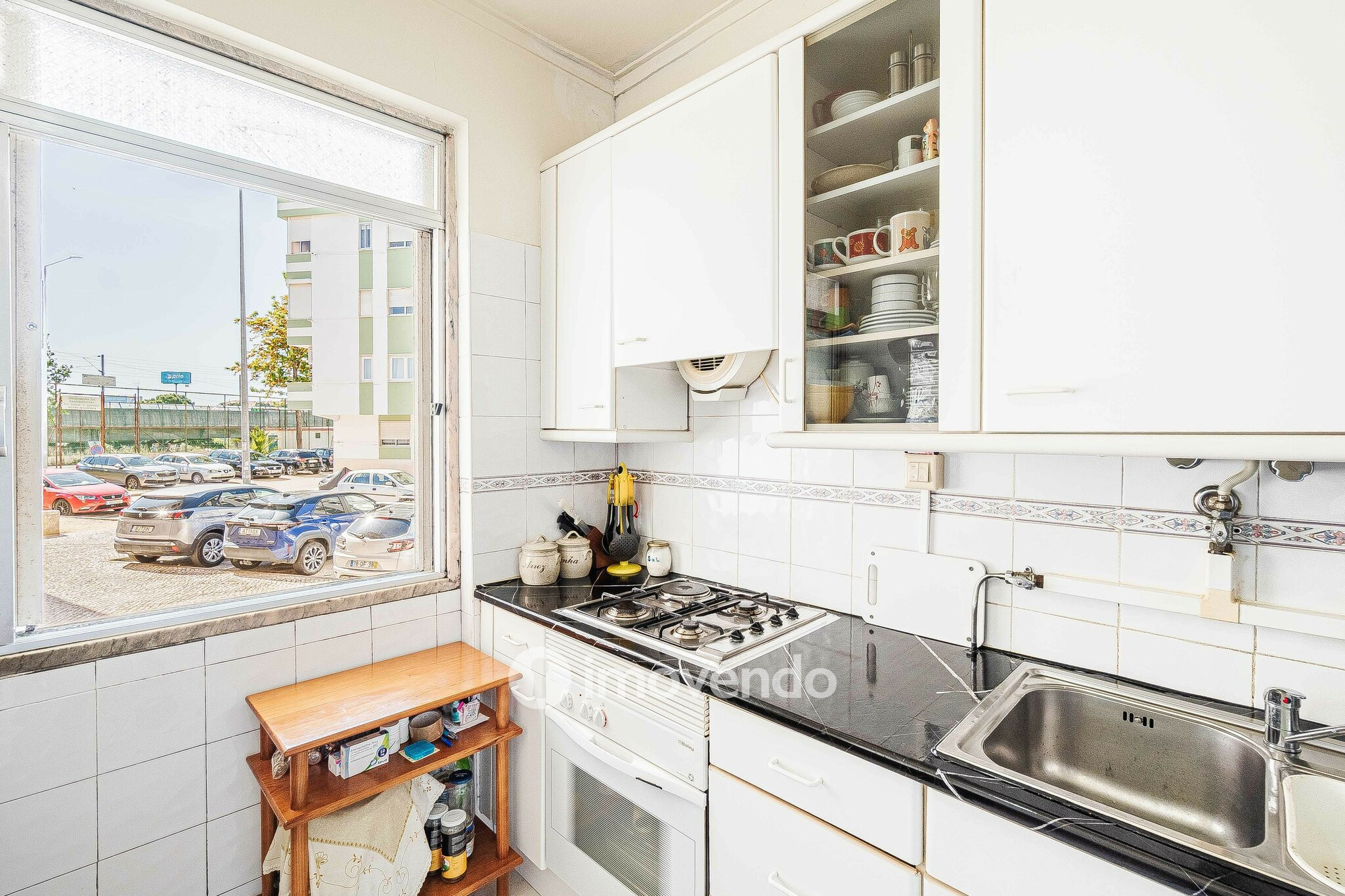 Apartamento T2, com arrecadação, no centro de Corroios