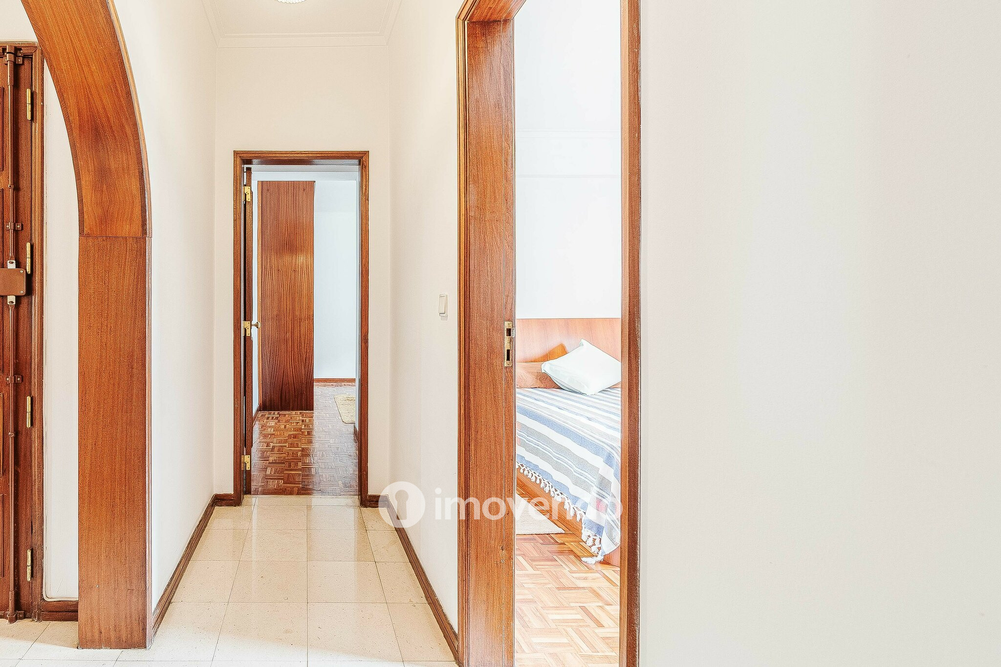 Apartamento T3, com áreas amplas e arrecadação, em Massamá