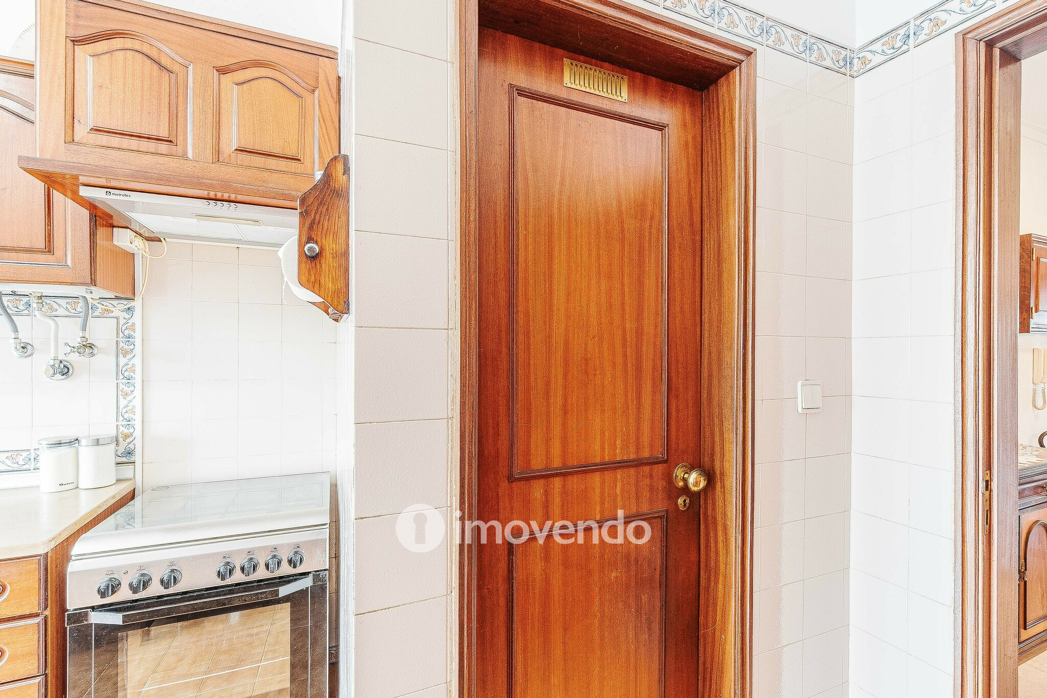 Apartamento T3, com áreas amplas e arrecadação, em Massamá