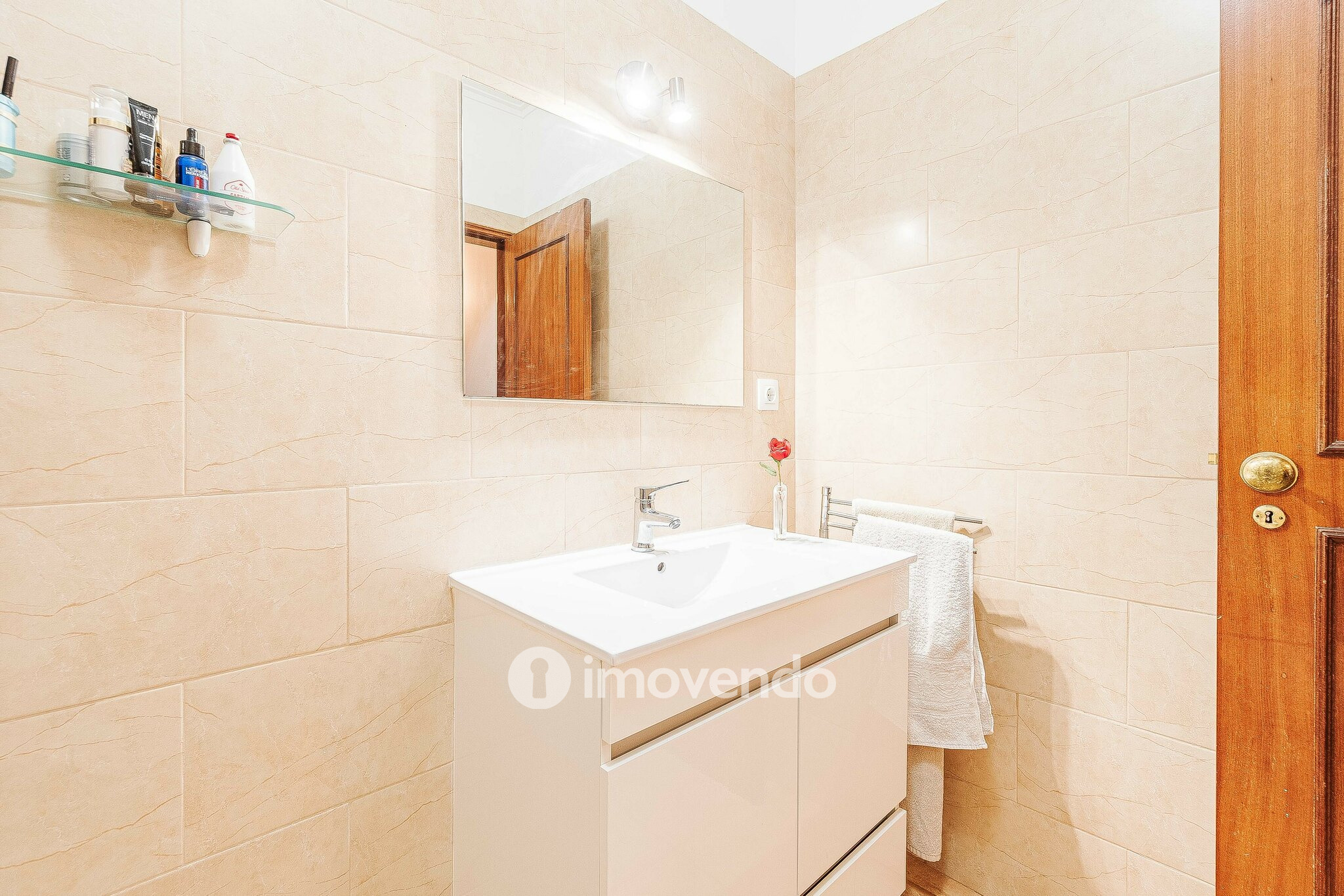 Apartamento T3, com áreas amplas e arrecadação, em Massamá