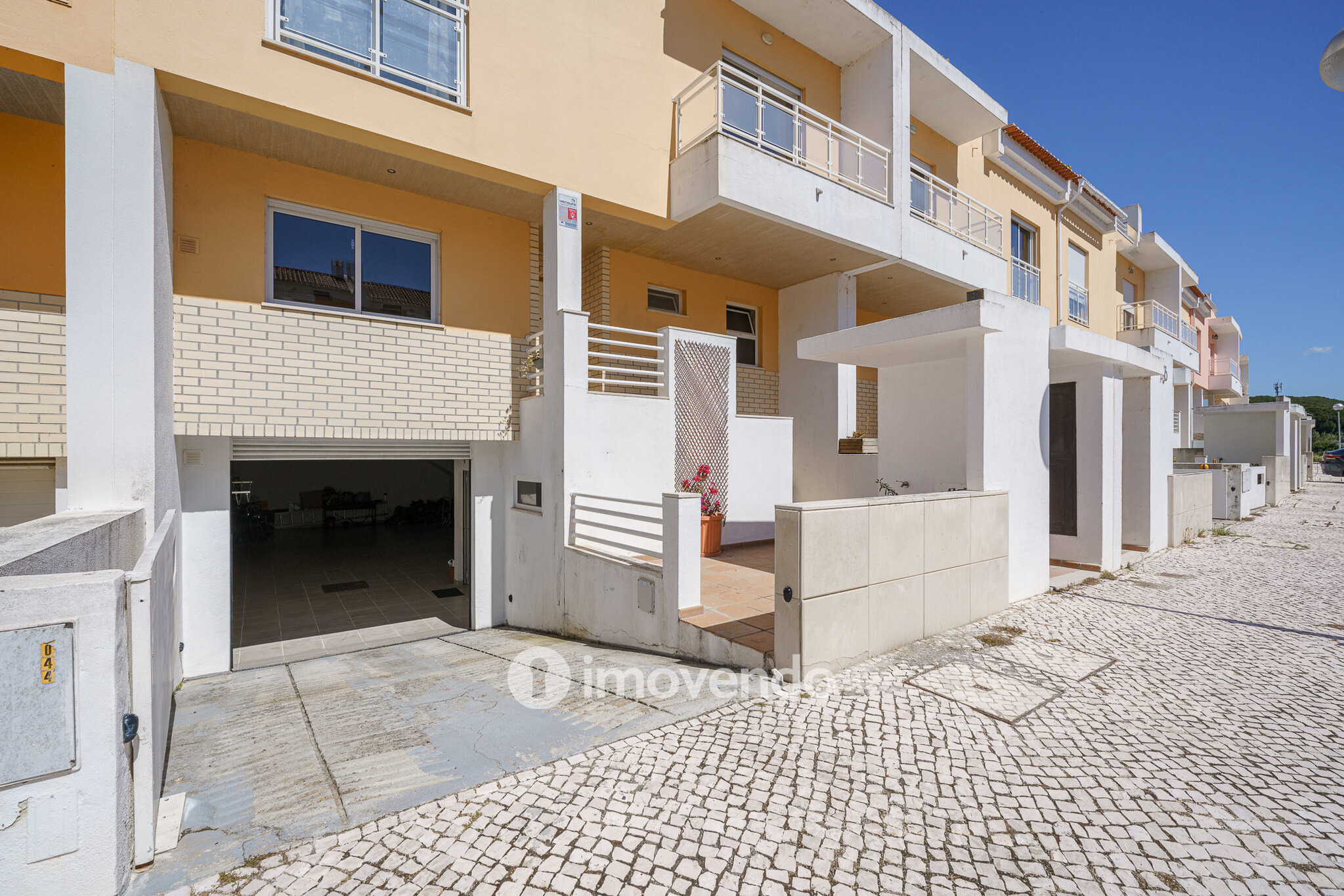 Moradia T3+1, com garagem e áreas amplas, em Alcochete