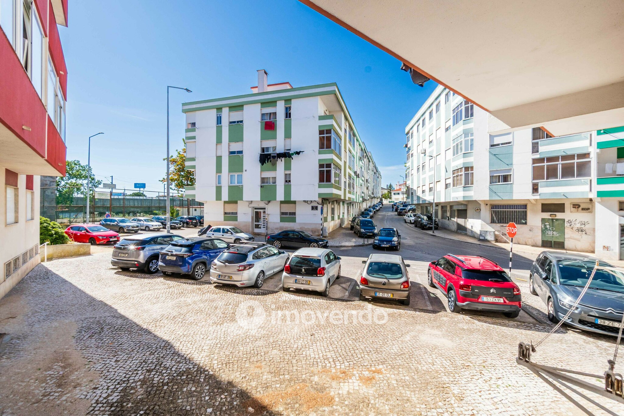 Apartamento T2, com arrecadação, no centro de Corroios
