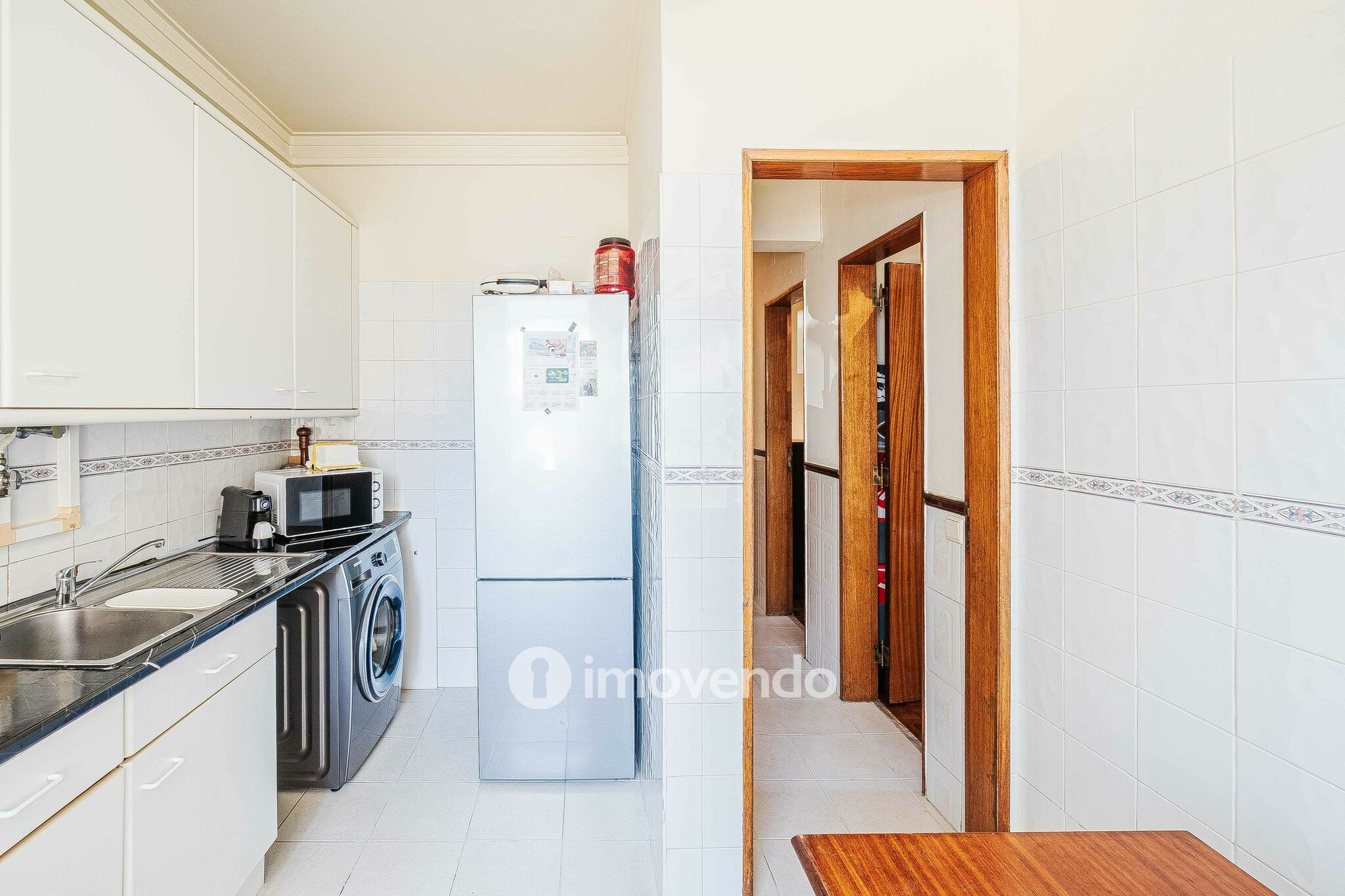 Apartamento T2, com arrecadação, no centro de Corroios