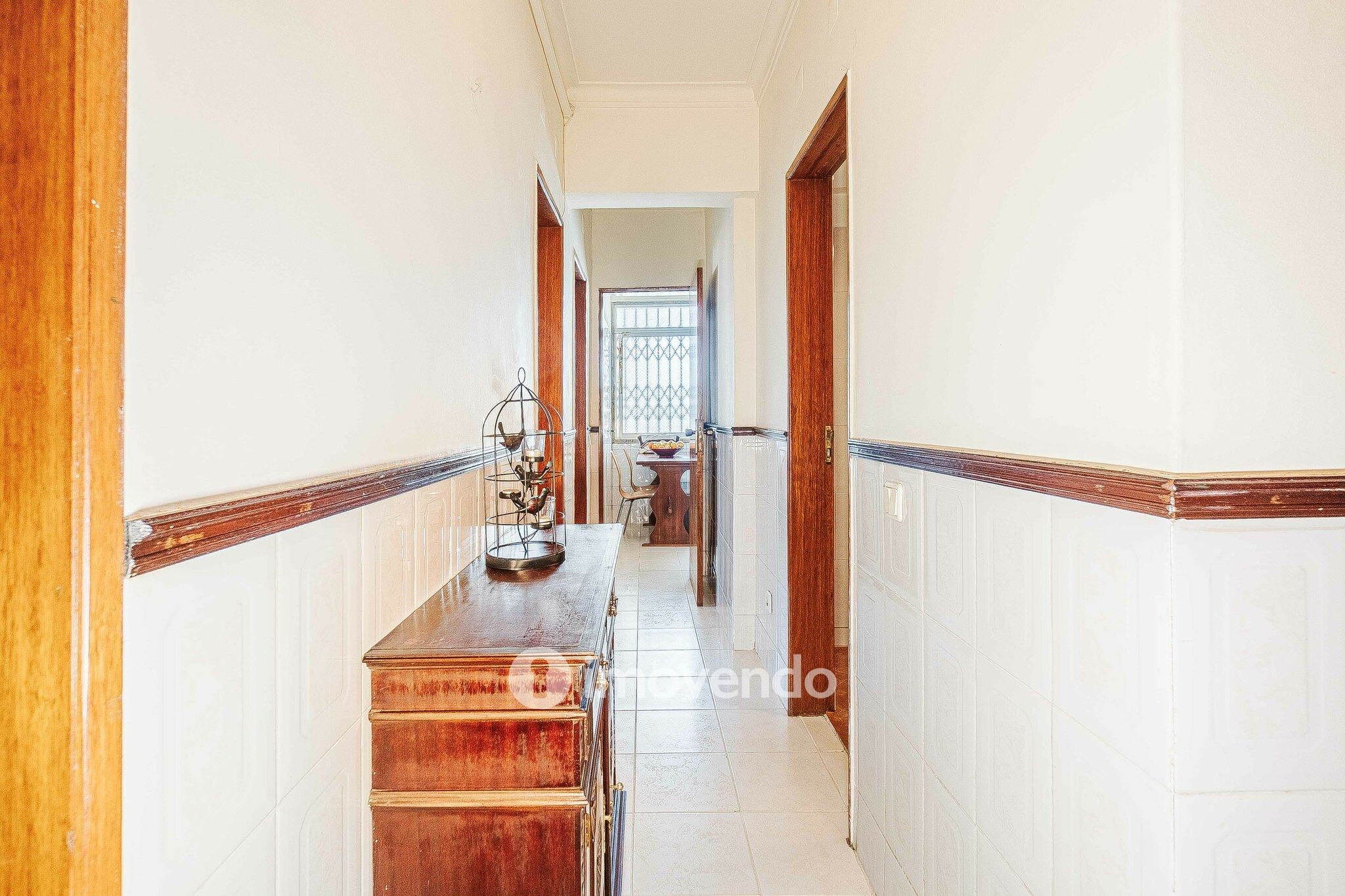 Apartamento T2, com arrecadação, no centro de Corroios