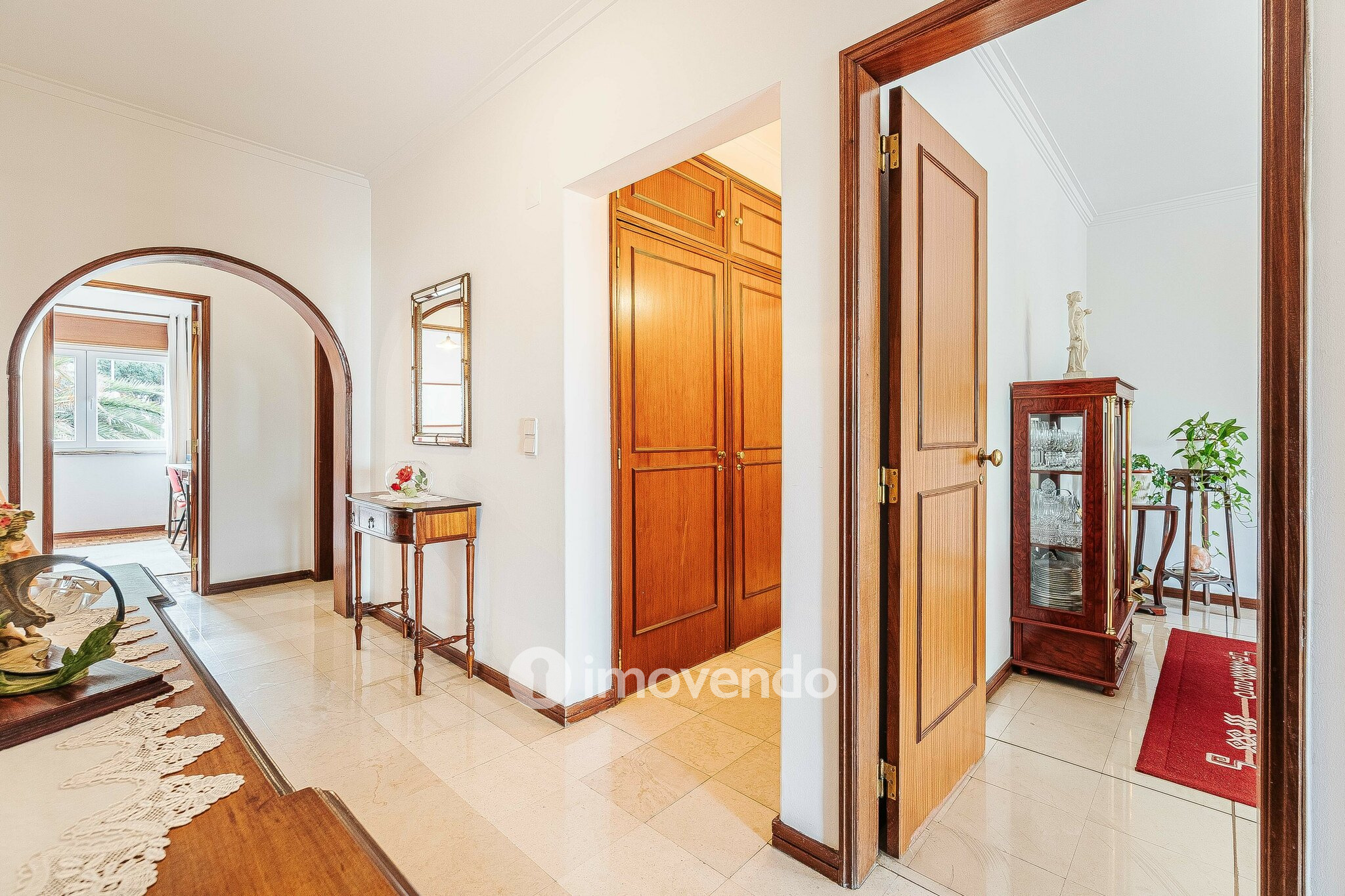 Apartamento T3, com áreas amplas e arrecadação, em Massamá