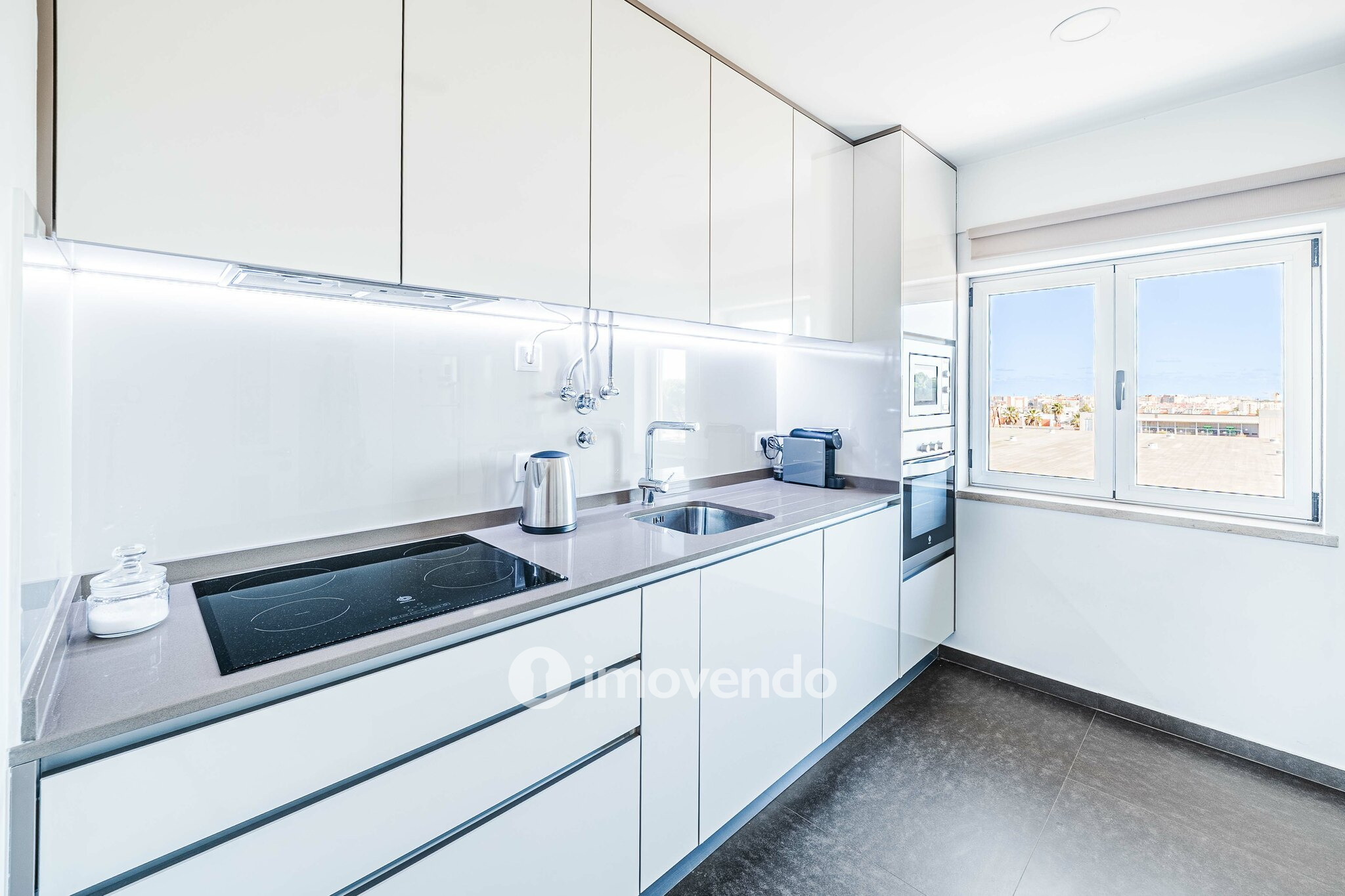 Apartamento T2 com boas áreas e muita luz natural, em Telheiras