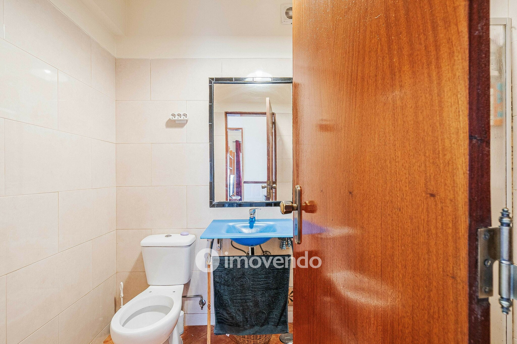 Apartamento T2, com arrecadação, no centro de Corroios