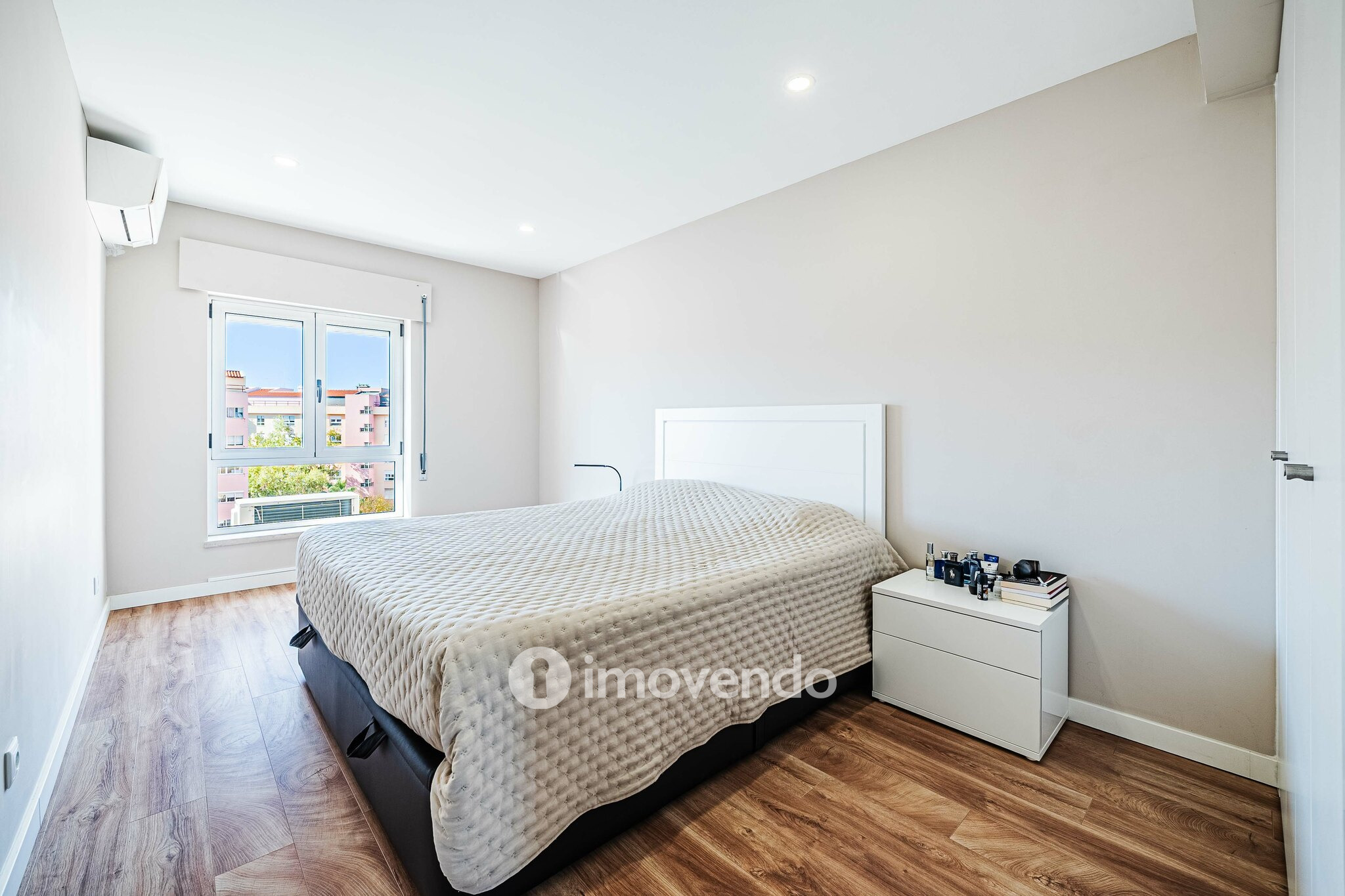 Apartamento T2 com boas áreas e muita luz natural, em Telheiras