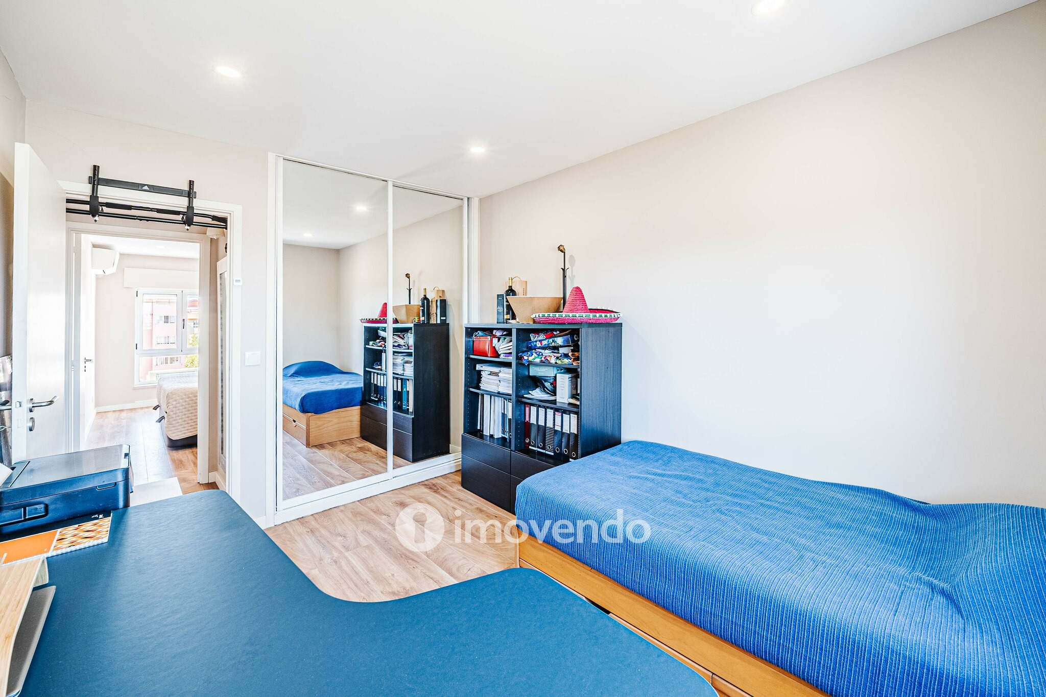 Apartamento T2 com boas áreas e muita luz natural, em Telheiras