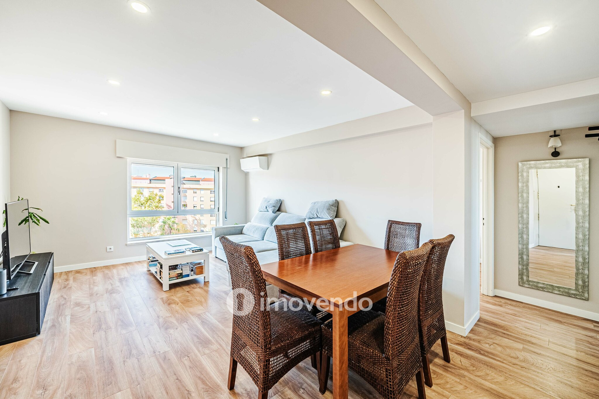 Apartamento T2 com boas áreas e muita luz natural, em Telheiras