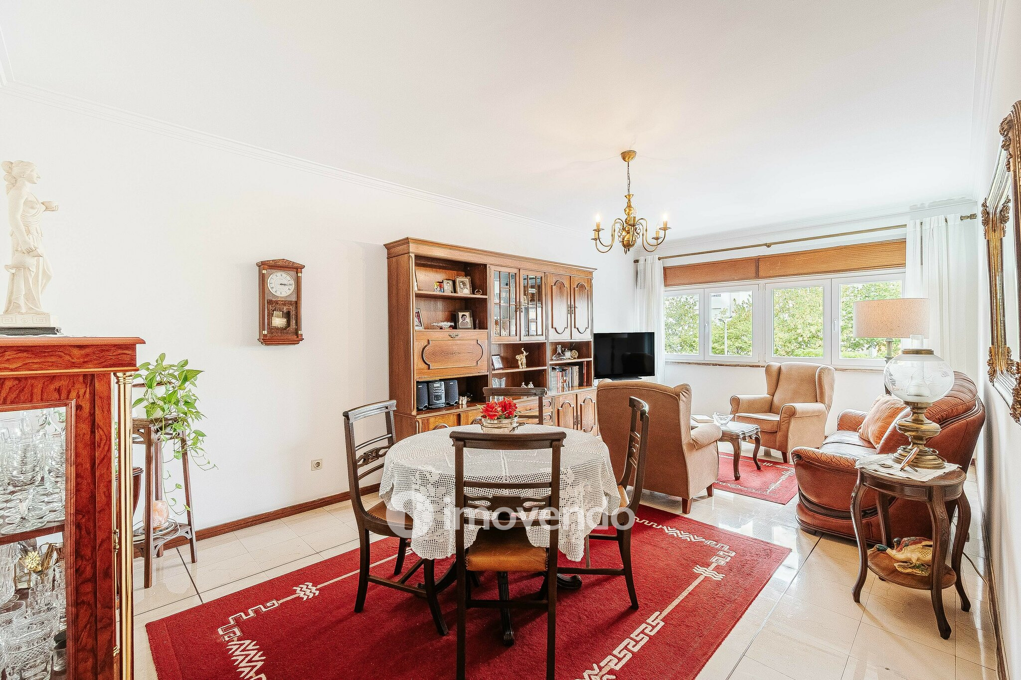 Apartamento T3, com áreas amplas e arrecadação, em Massamá