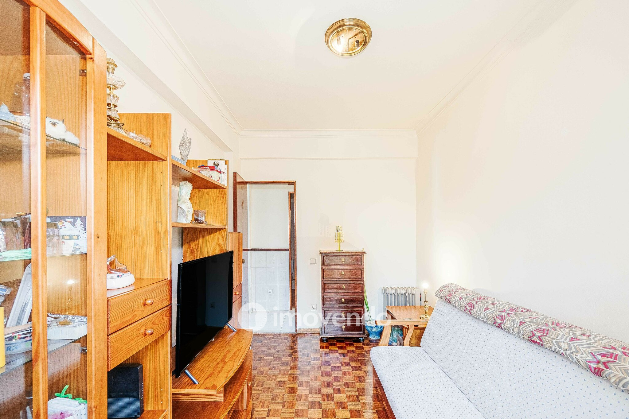 Apartamento T2, com arrecadação, no centro de Corroios