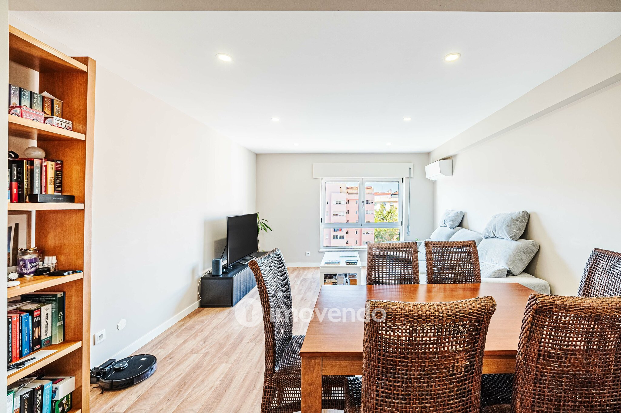 Apartamento T2 com boas áreas e muita luz natural, em Telheiras