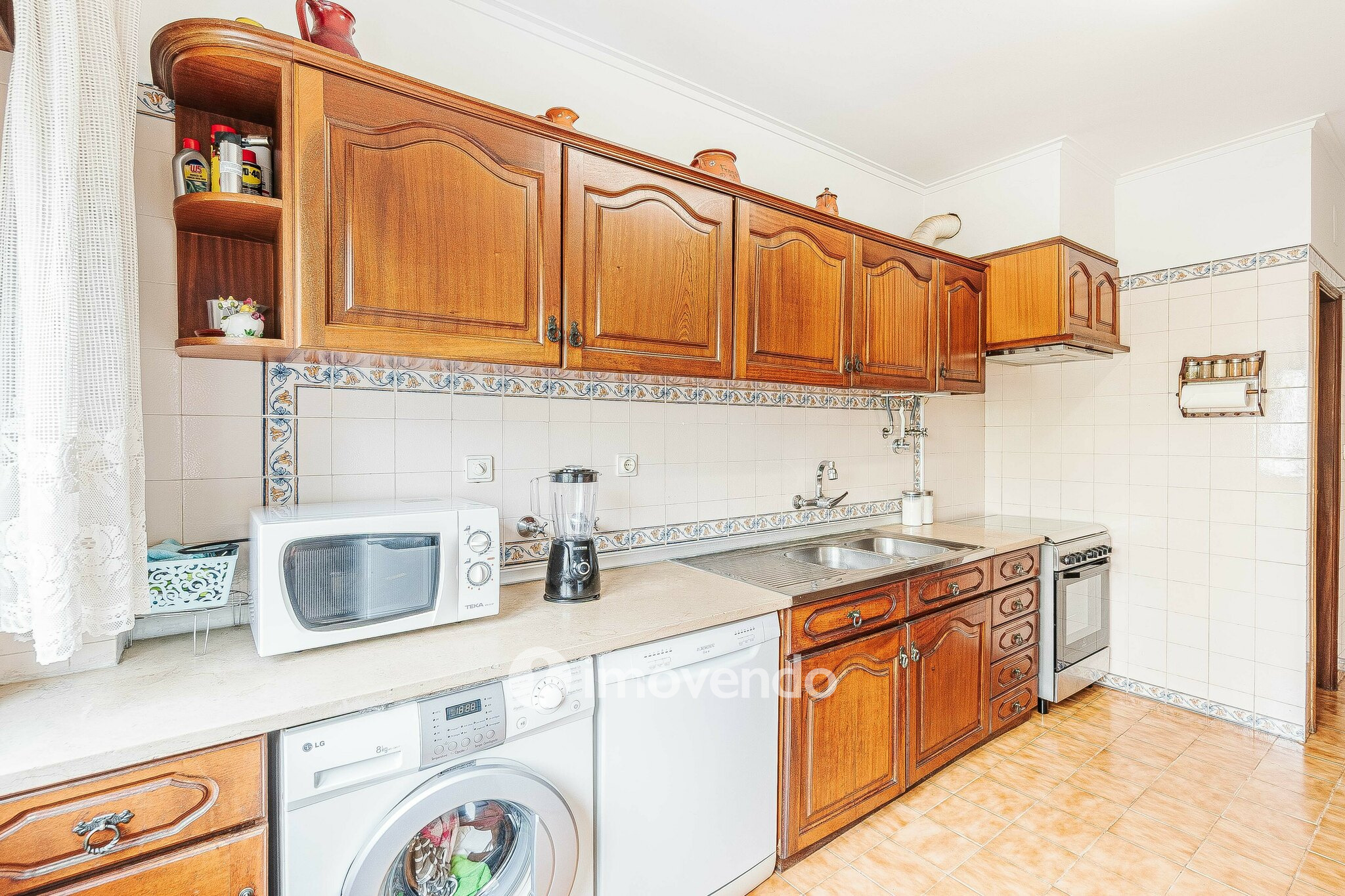 Apartamento T3, com áreas amplas e arrecadação, em Massamá