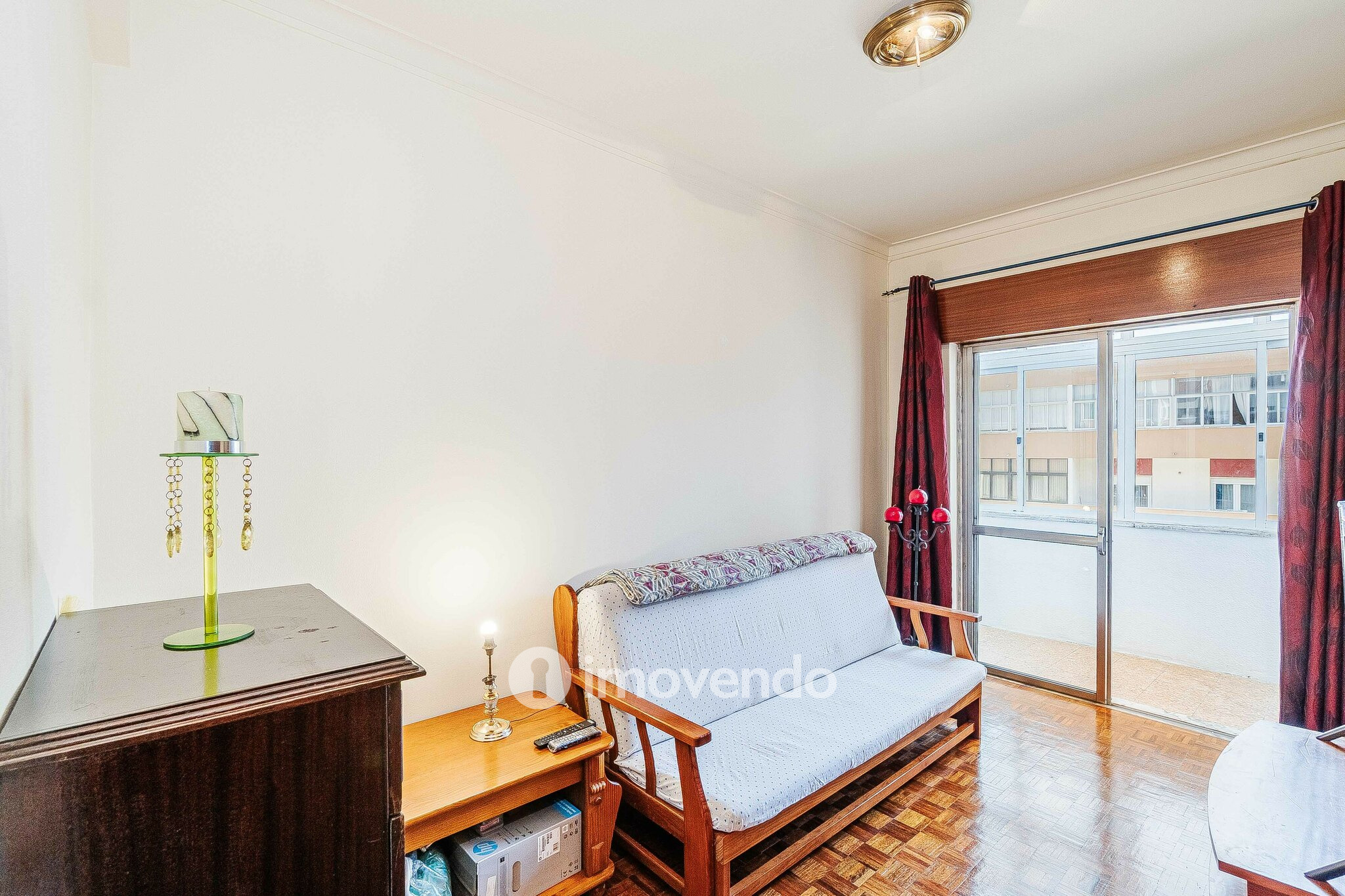 Apartamento T2, com arrecadação, no centro de Corroios