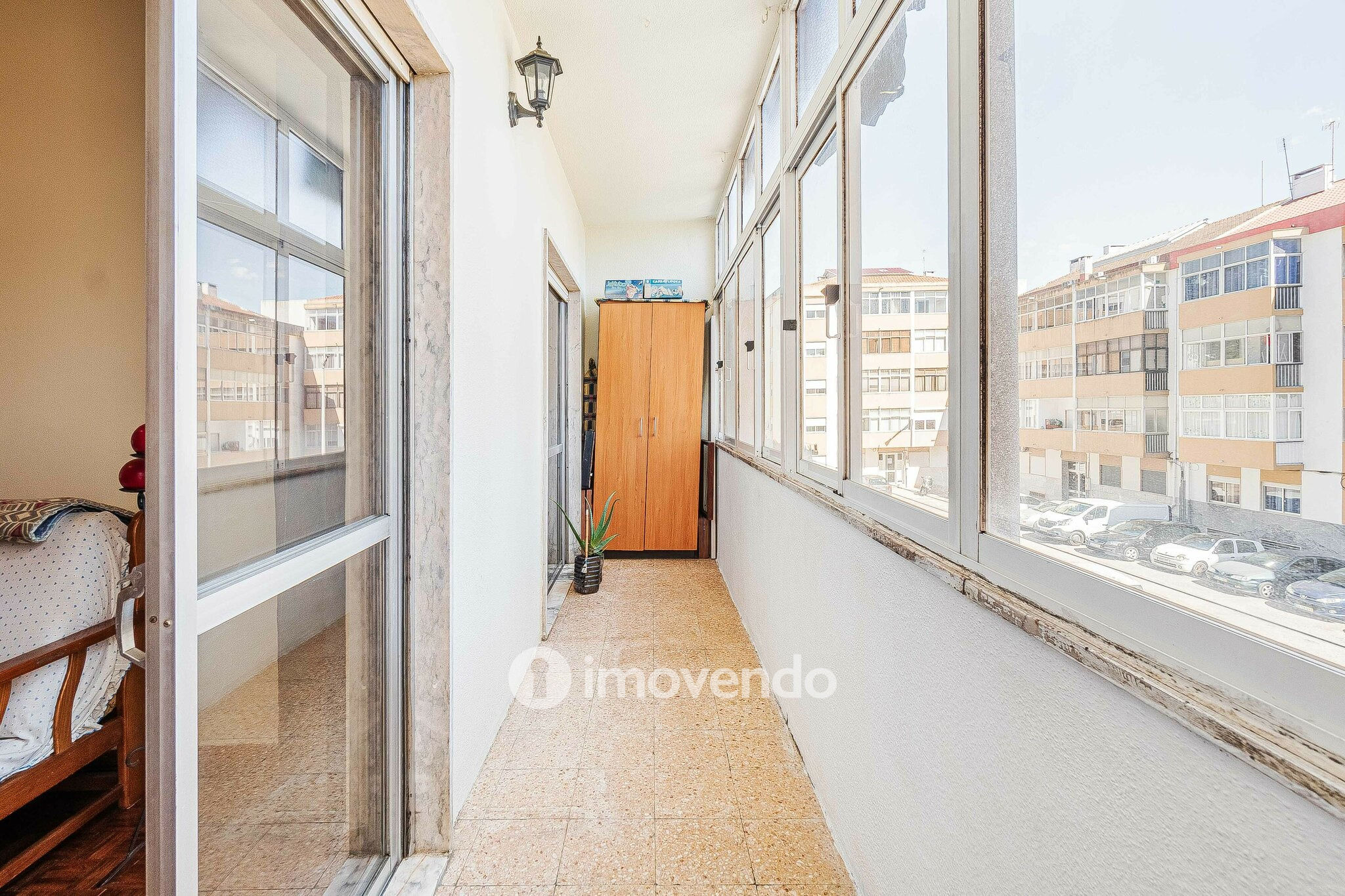 Apartamento T2, com arrecadação, no centro de Corroios