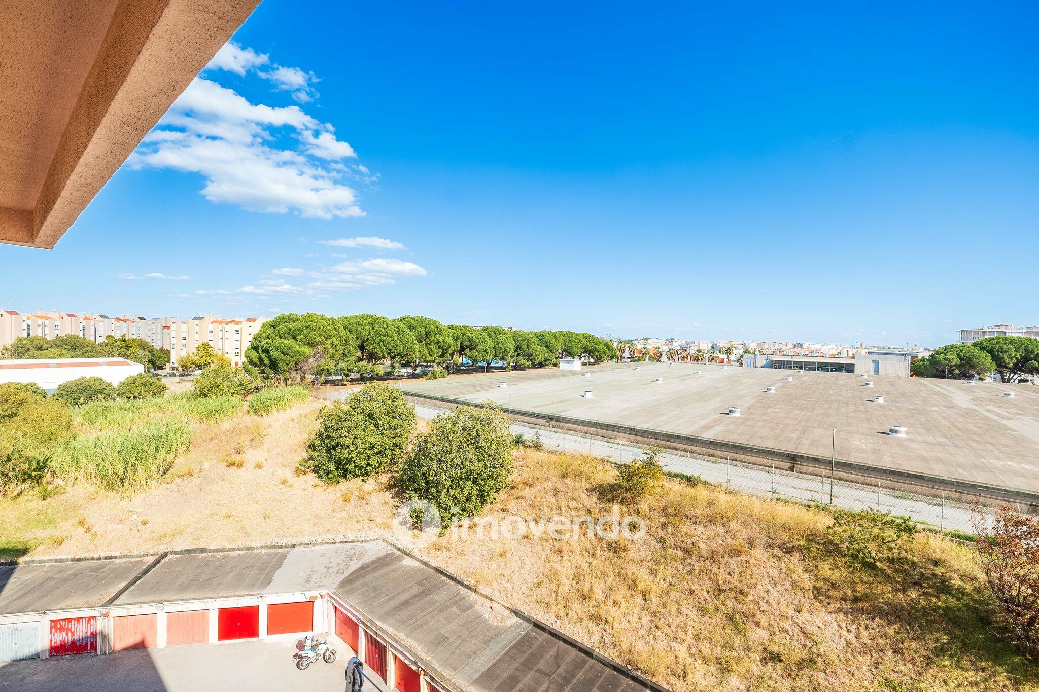 Apartamento T2 com boas áreas e muita luz natural, em Telheiras