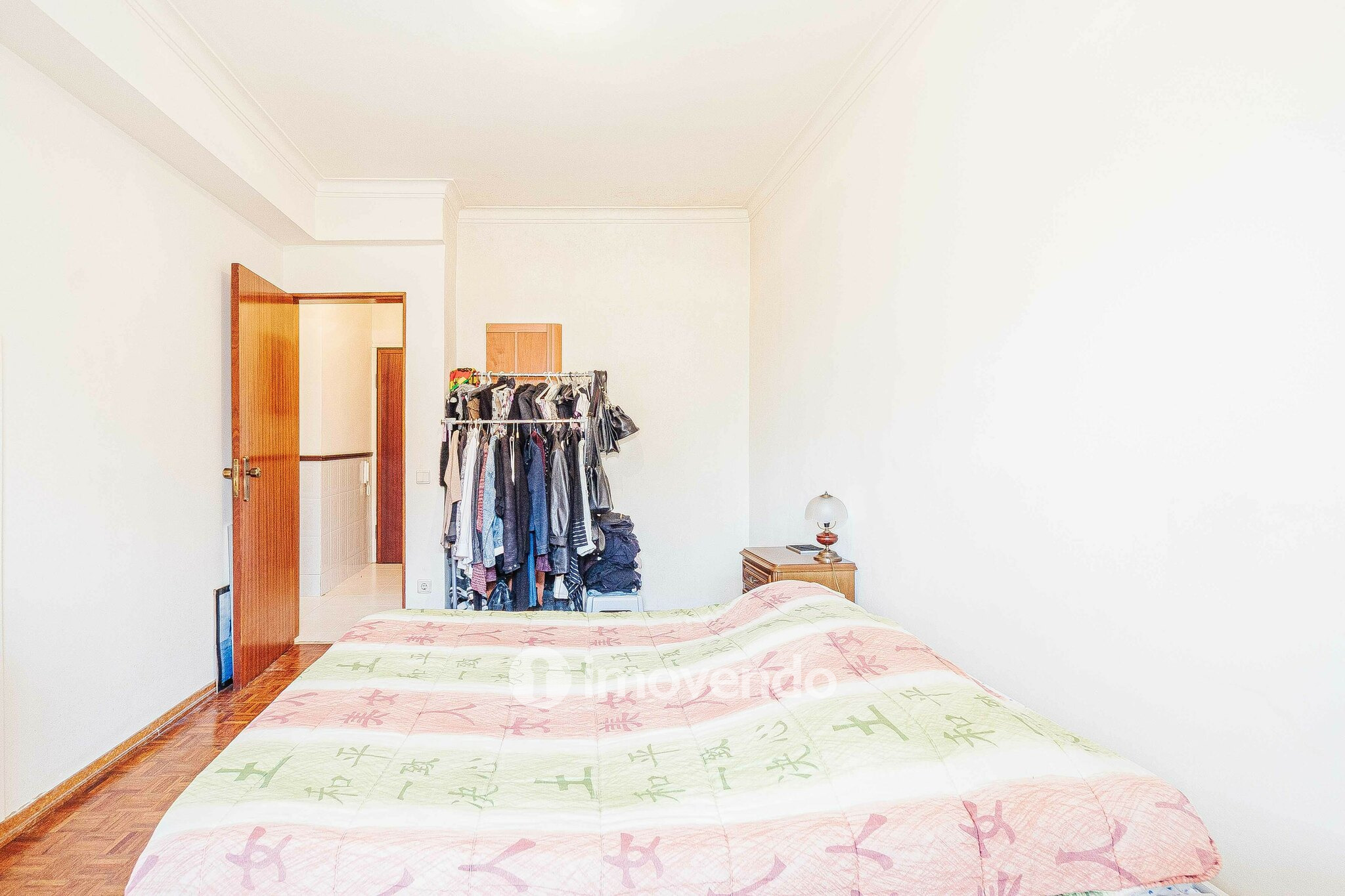 Apartamento T2, com arrecadação, no centro de Corroios
