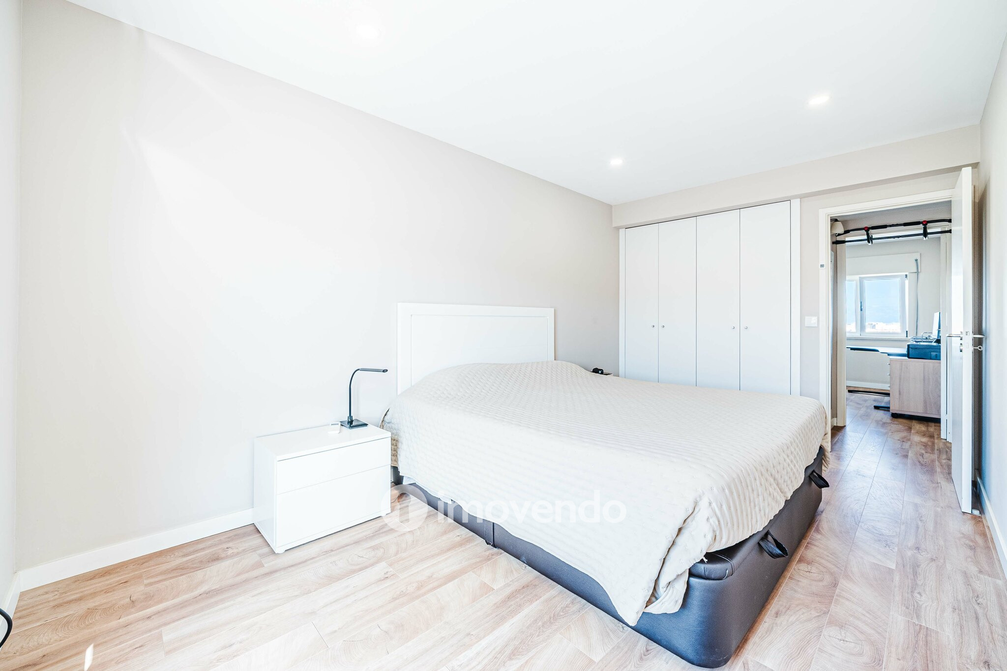 Apartamento T2 com boas áreas e muita luz natural, em Telheiras