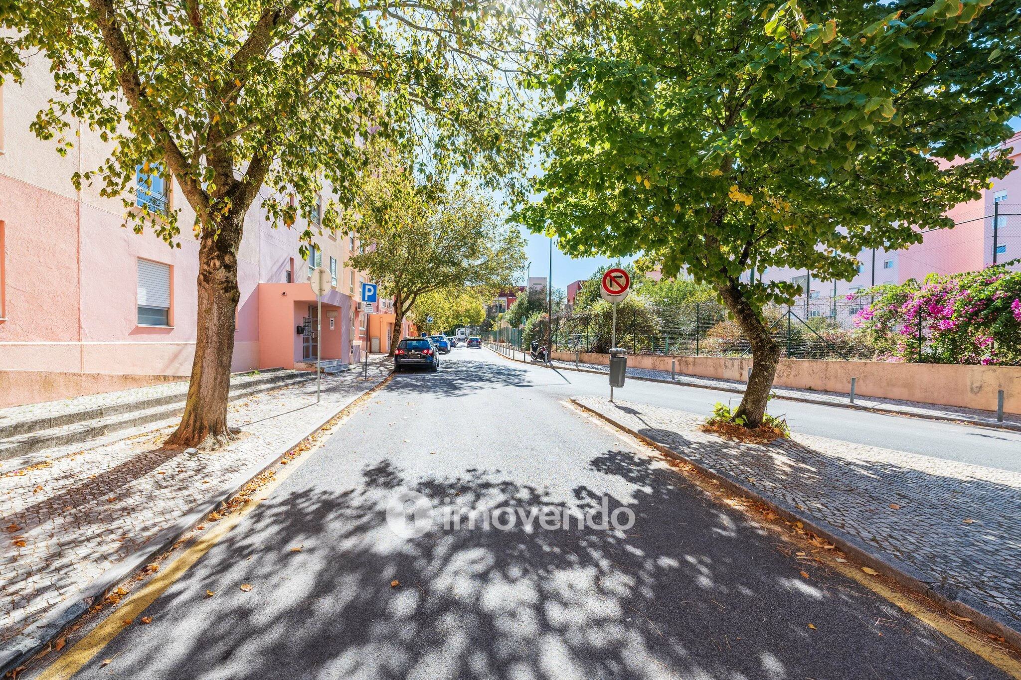Apartamento T2 com boas áreas e muita luz natural, em Telheiras