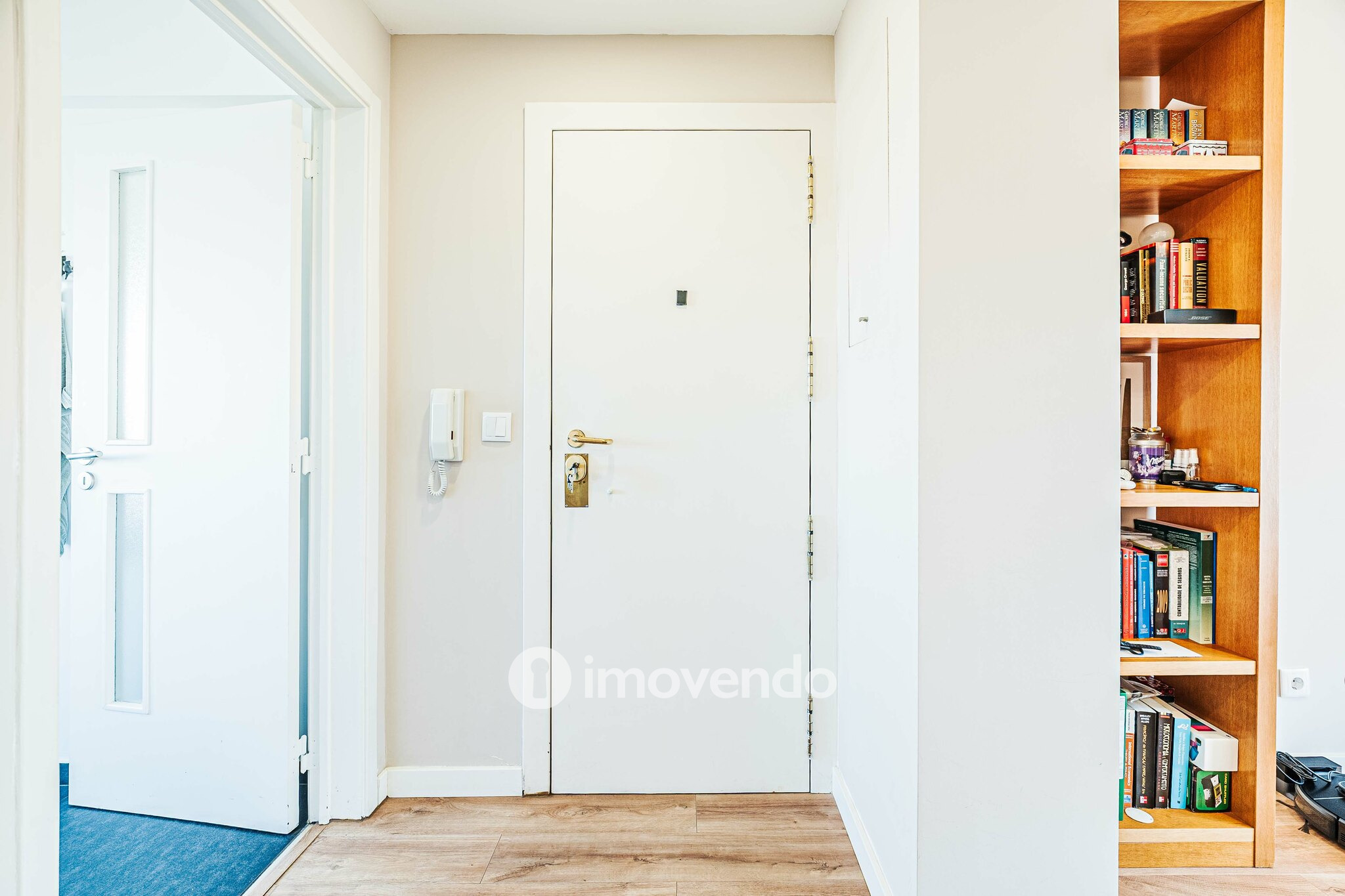 Apartamento T2 com boas áreas e muita luz natural, em Telheiras